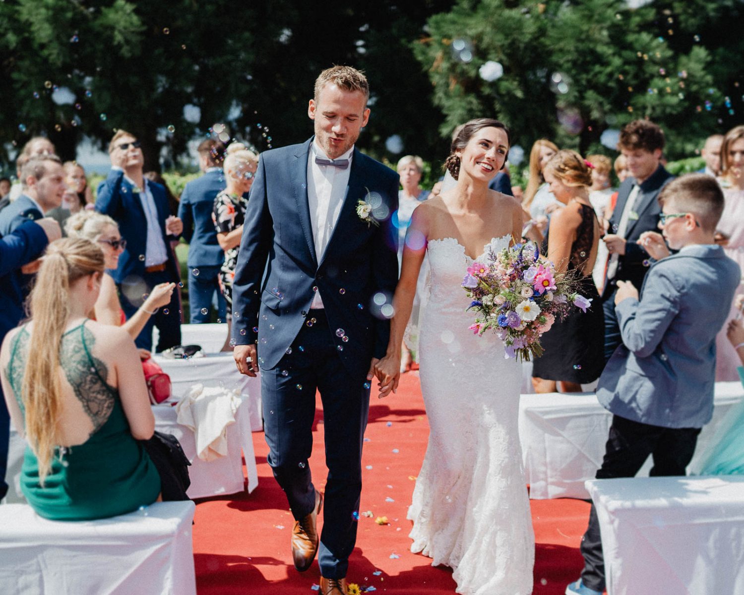 Freie Trauung unter Mammutbäumen auf dem Amalienhof bei Heilbronn fotografiert von Lisa & Andi Photography.