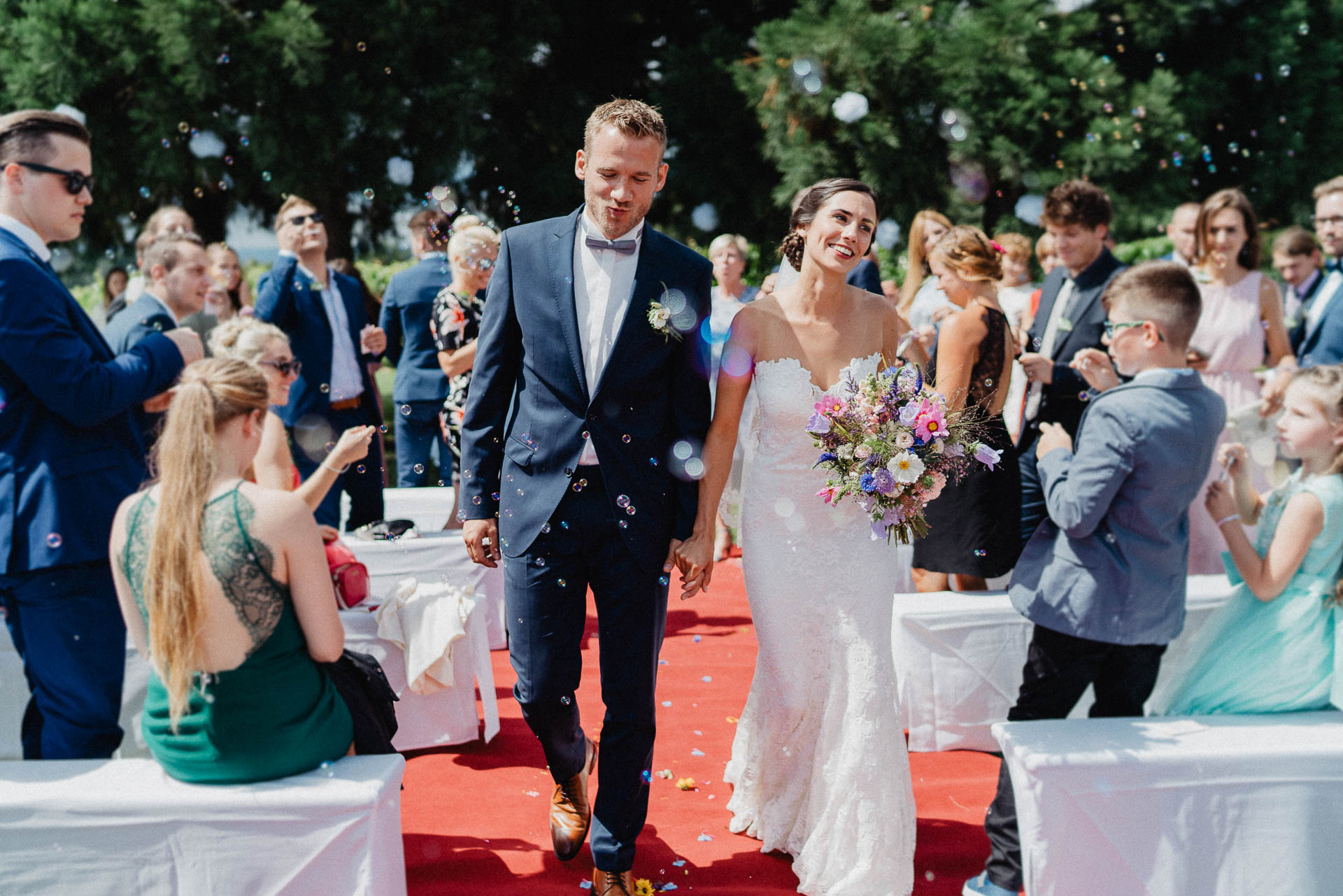 Freie Trauung unter Mammutbäumen auf dem Amalienhof bei Heilbronn fotografiert von Lisa & Andi Photography.