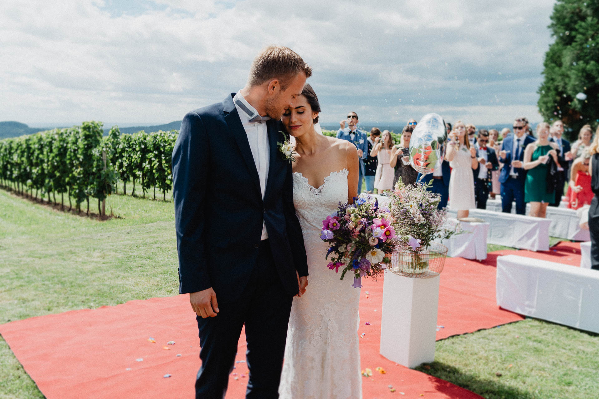 Freie Trauung unter Mammutbäumen auf dem Amalienhof bei Heilbronn fotografiert von Lisa & Andi Photography.