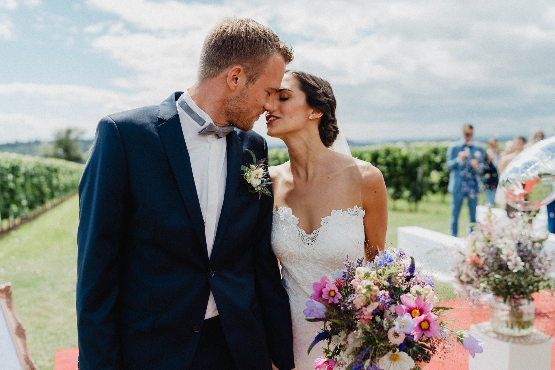 Freie Trauung unter Mammutbäumen auf dem Amalienhof bei Heilbronn fotografiert von Lisa & Andi Photography.