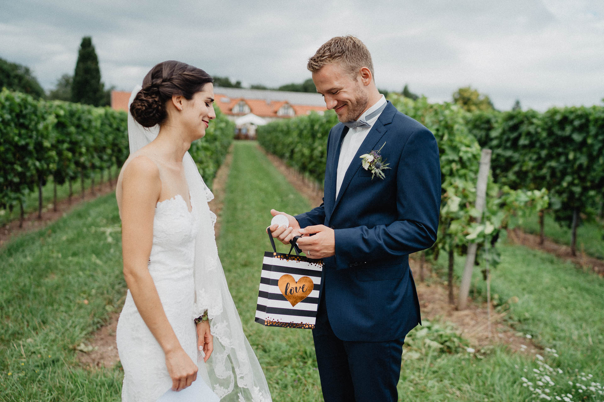 Freie Trauung unter Mammutbäumen fotografiert von Lisa & Andi Photography. Braut und Bräutigam beim Paarshooting.