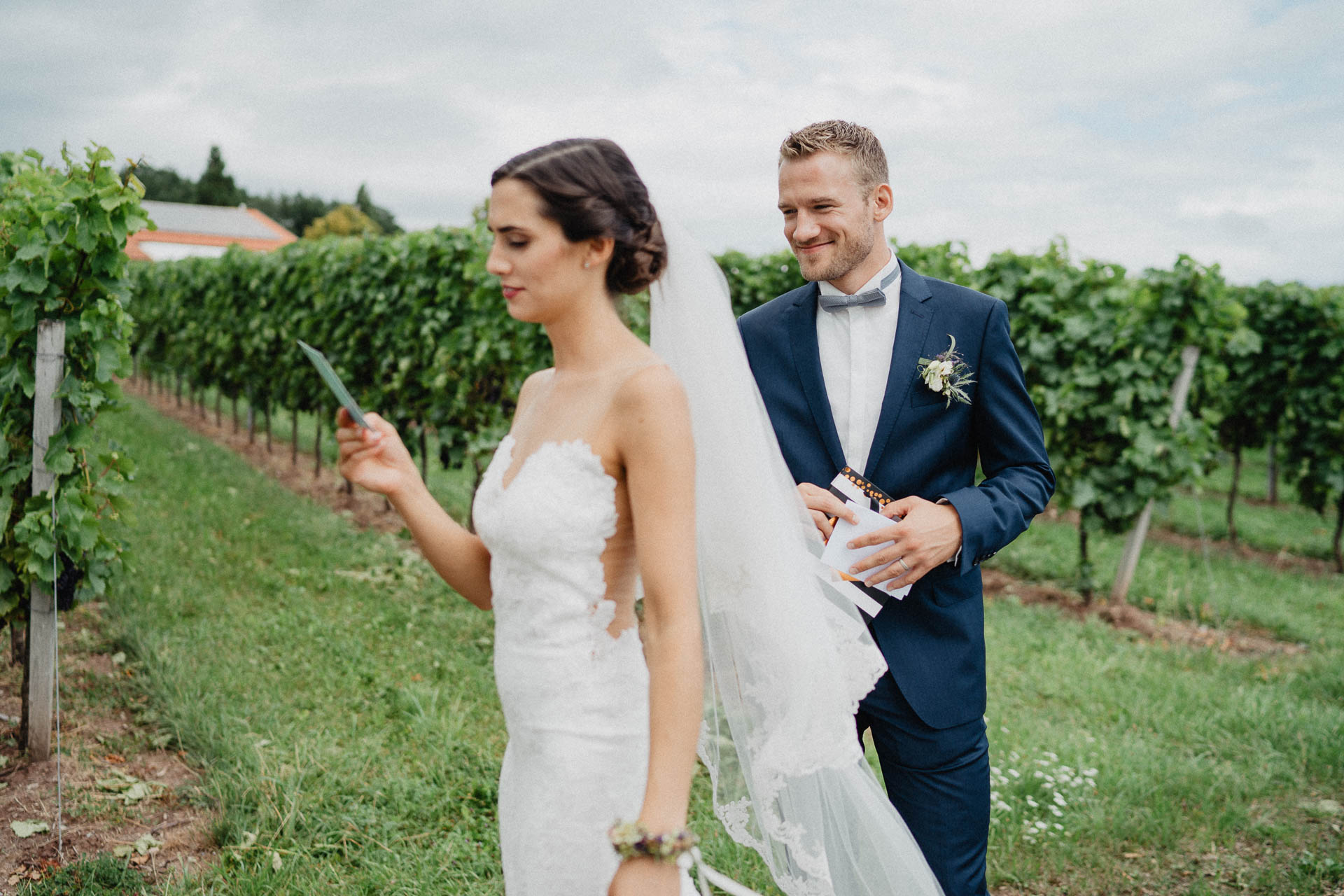 Freie Trauung unter Mammutbäumen fotografiert von Lisa & Andi Photography. Braut und Bräutigam beim Paarshooting.