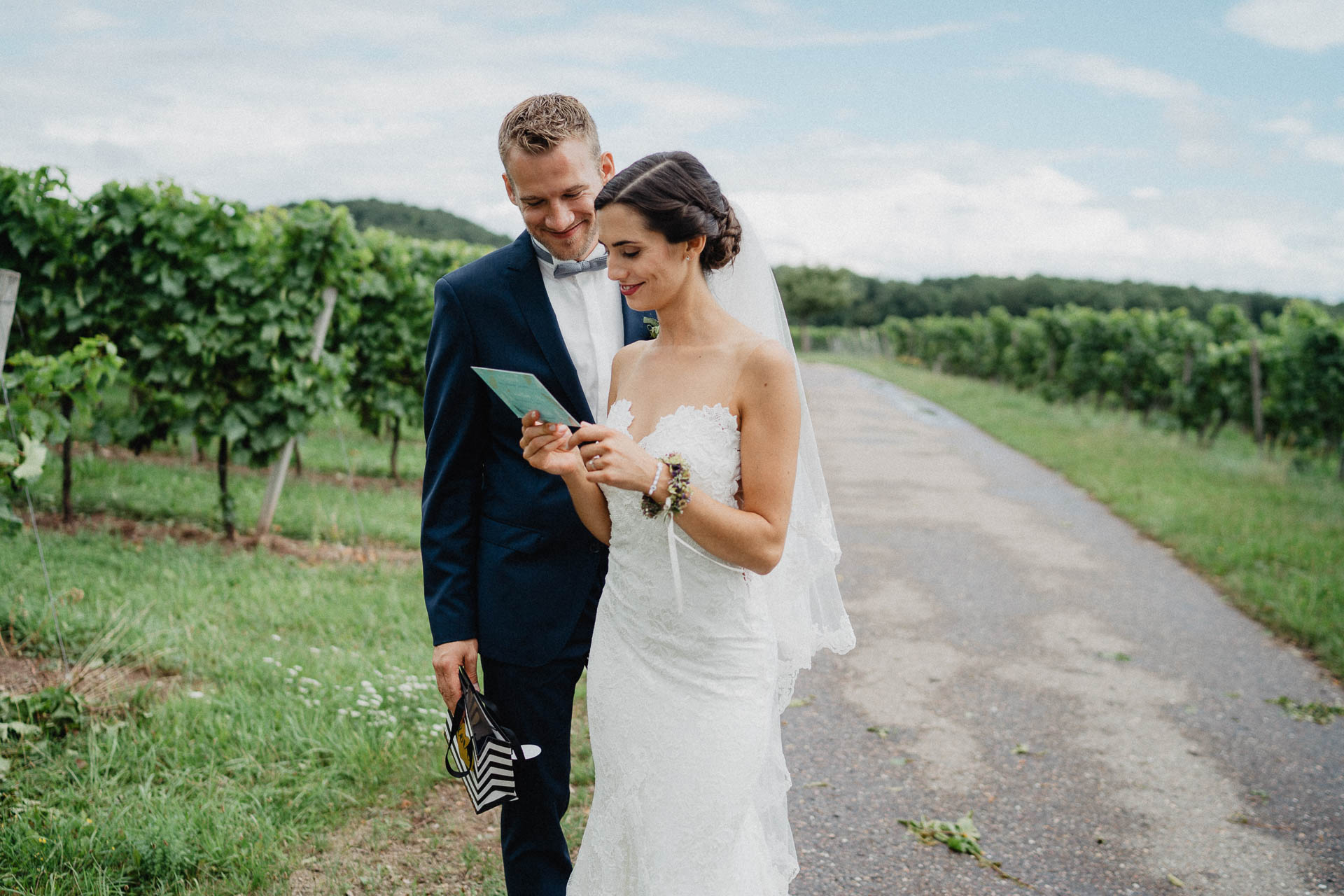 Freie Trauung unter Mammutbäumen fotografiert von Lisa & Andi Photography. Braut und Bräutigam beim Paarshooting.