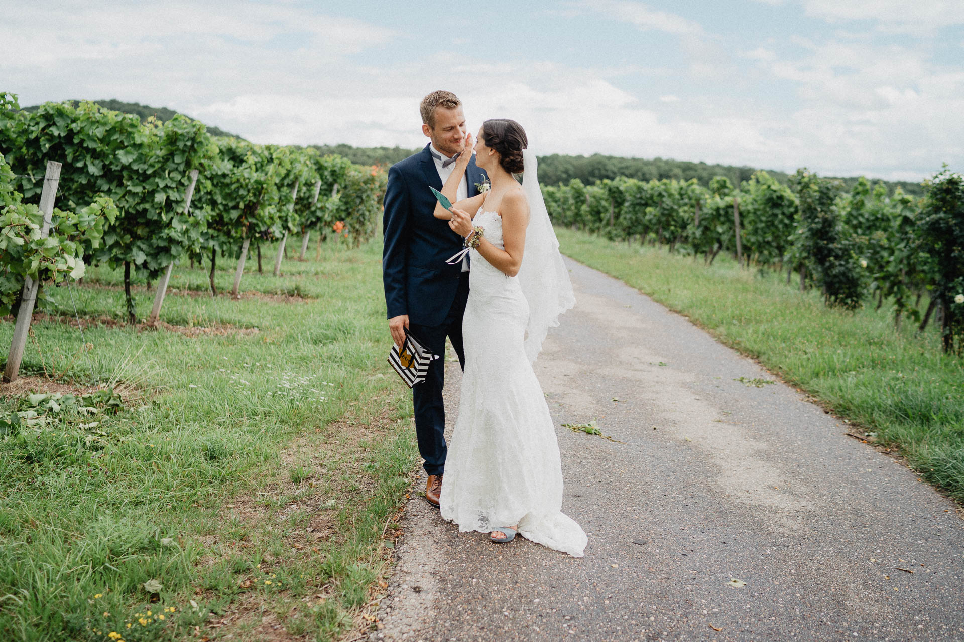 Freie Trauung unter Mammutbäumen fotografiert von Lisa & Andi Photography. Braut und Bräutigam beim Paarshooting.