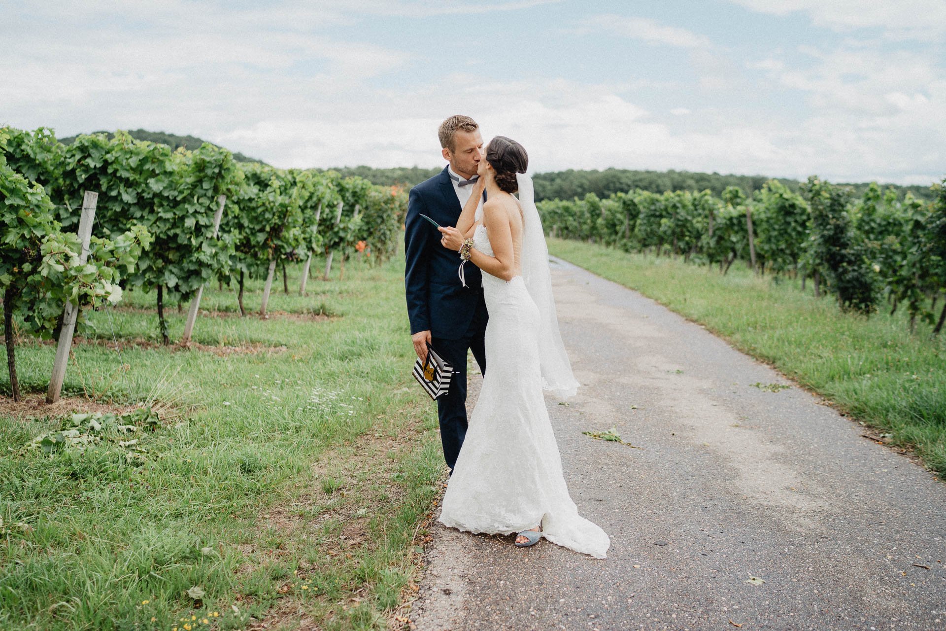 Freie Trauung unter Mammutbäumen fotografiert von Lisa & Andi Photography. Braut und Bräutigam beim Paarshooting.