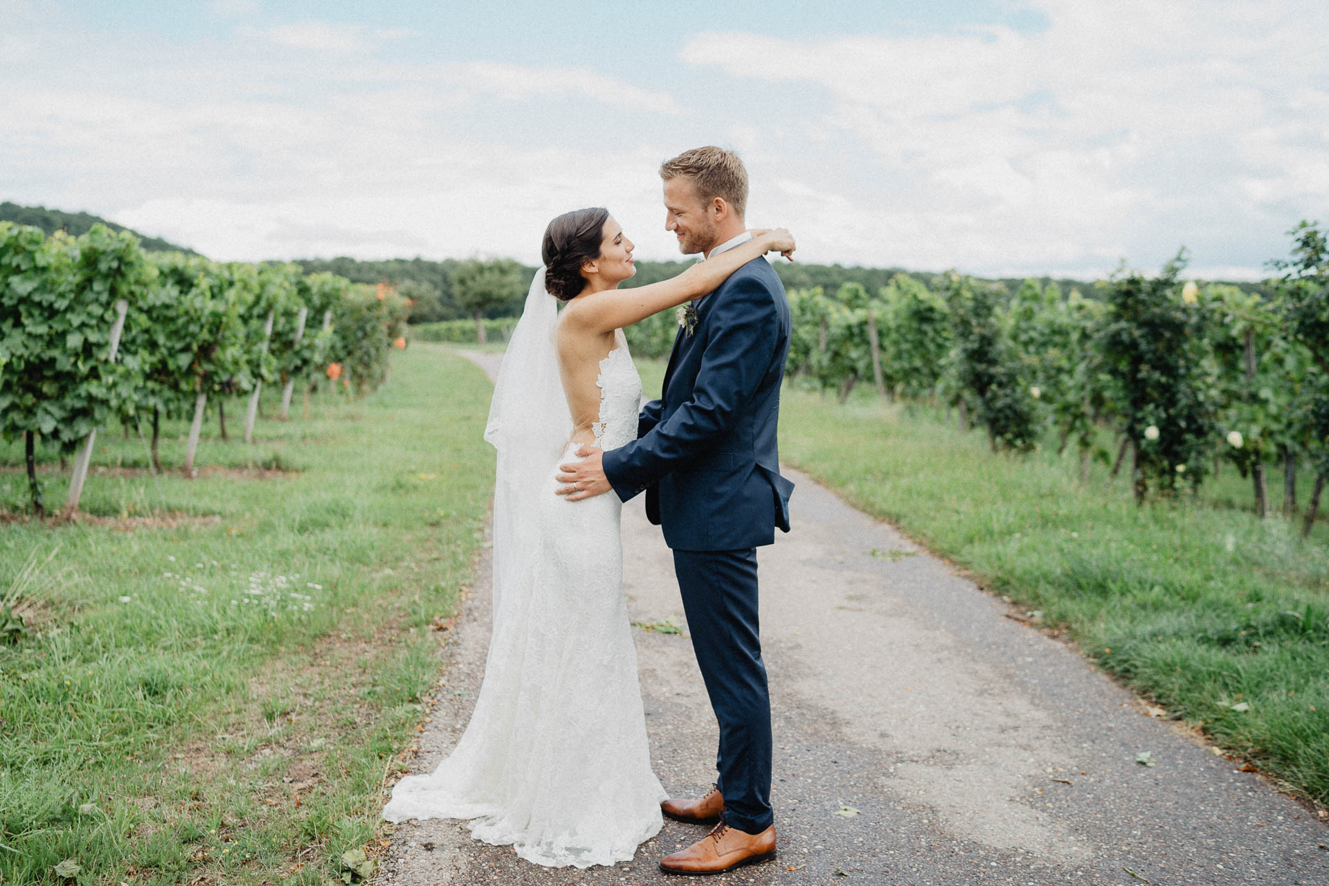 Freie Trauung unter Mammutbäumen fotografiert von Lisa & Andi Photography. Braut und Bräutigam beim Paarshooting.