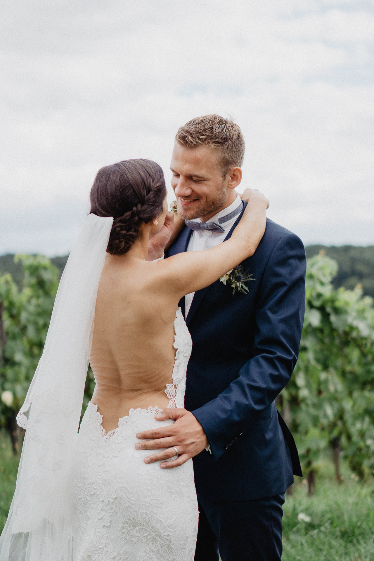 Freie Trauung unter Mammutbäumen fotografiert von Lisa & Andi Photography. Braut und Bräutigam beim Paarshooting.