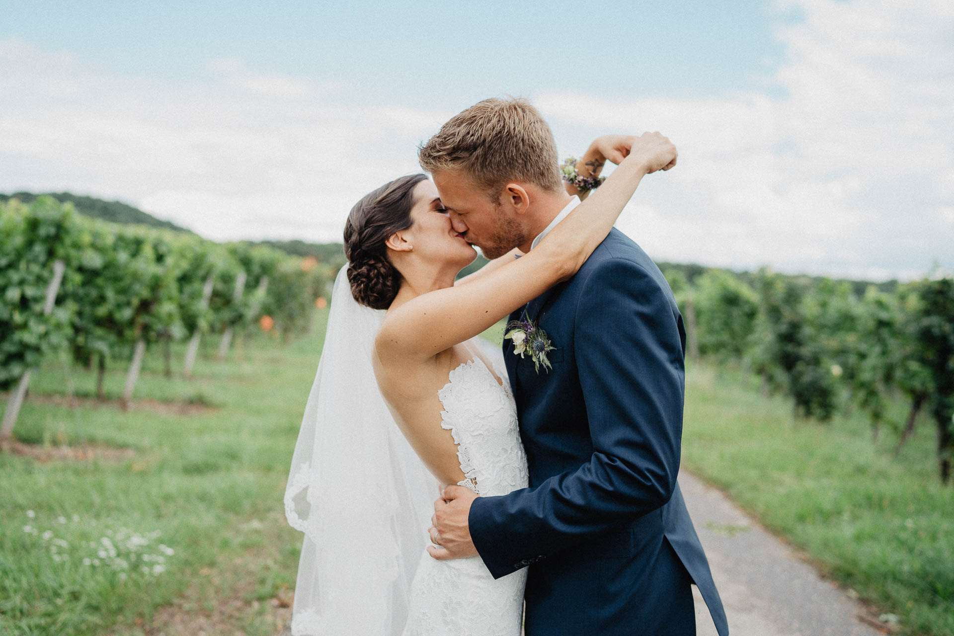 Freie Trauung unter Mammutbäumen fotografiert von Lisa & Andi Photography. Braut und Bräutigam beim Paarshooting.