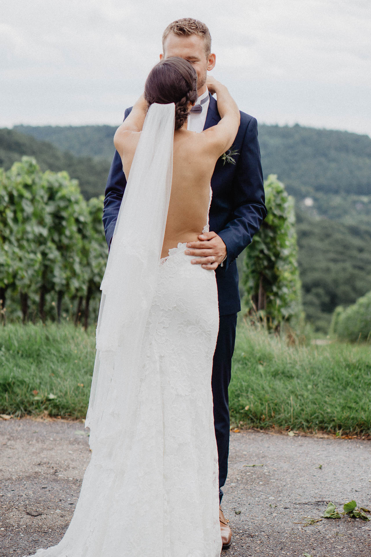 Freie Trauung unter Mammutbäumen fotografiert von Lisa & Andi Photography. Braut und Bräutigam beim Paarshooting.