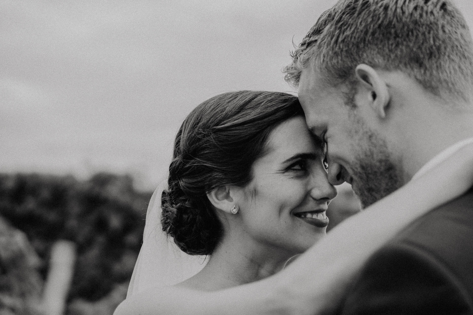 Freie Trauung unter Mammutbäumen fotografiert von Lisa & Andi Photography. Braut und Bräutigam beim Paarshooting.