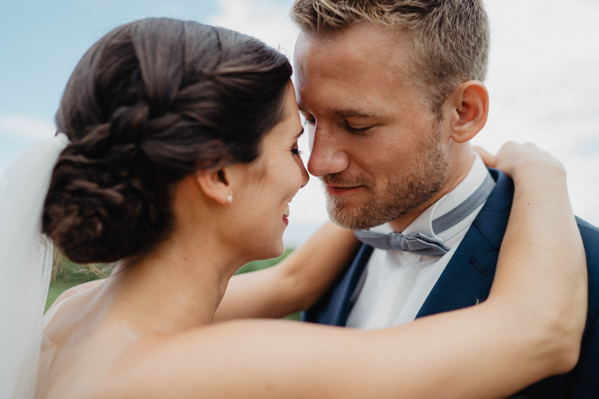 Freie Trauung unter Mammutbäumen fotografiert von Lisa & Andi Photography. Braut und Bräutigam beim Paarshooting.