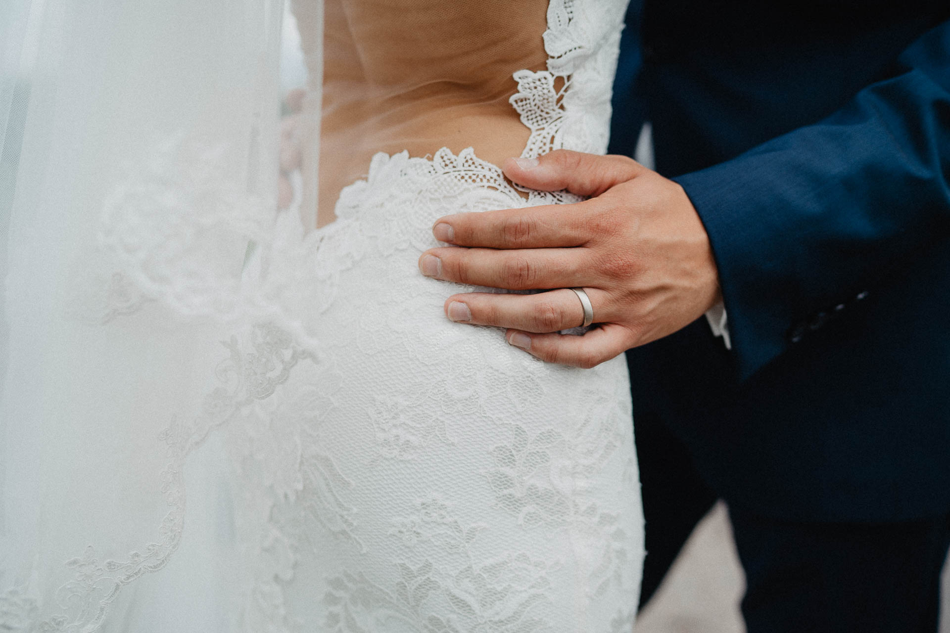 Freie Trauung unter Mammutbäumen fotografiert von Lisa & Andi Photography. Braut und Bräutigam beim Paarshooting.