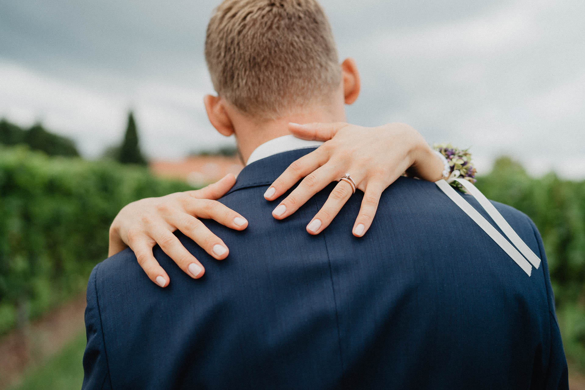 Freie Trauung unter Mammutbäumen fotografiert von Lisa & Andi Photography. Braut und Bräutigam beim Paarshooting.