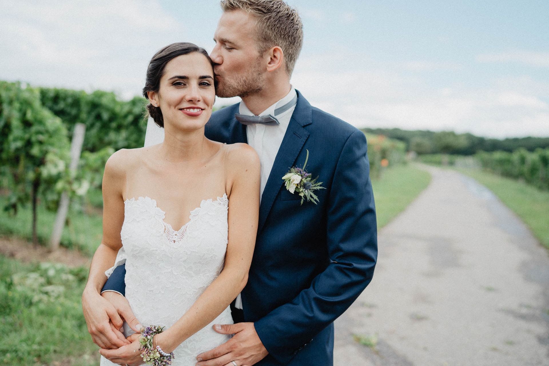 Freie Trauung unter Mammutbäumen fotografiert von Lisa & Andi Photography. Braut und Bräutigam beim Paarshooting.