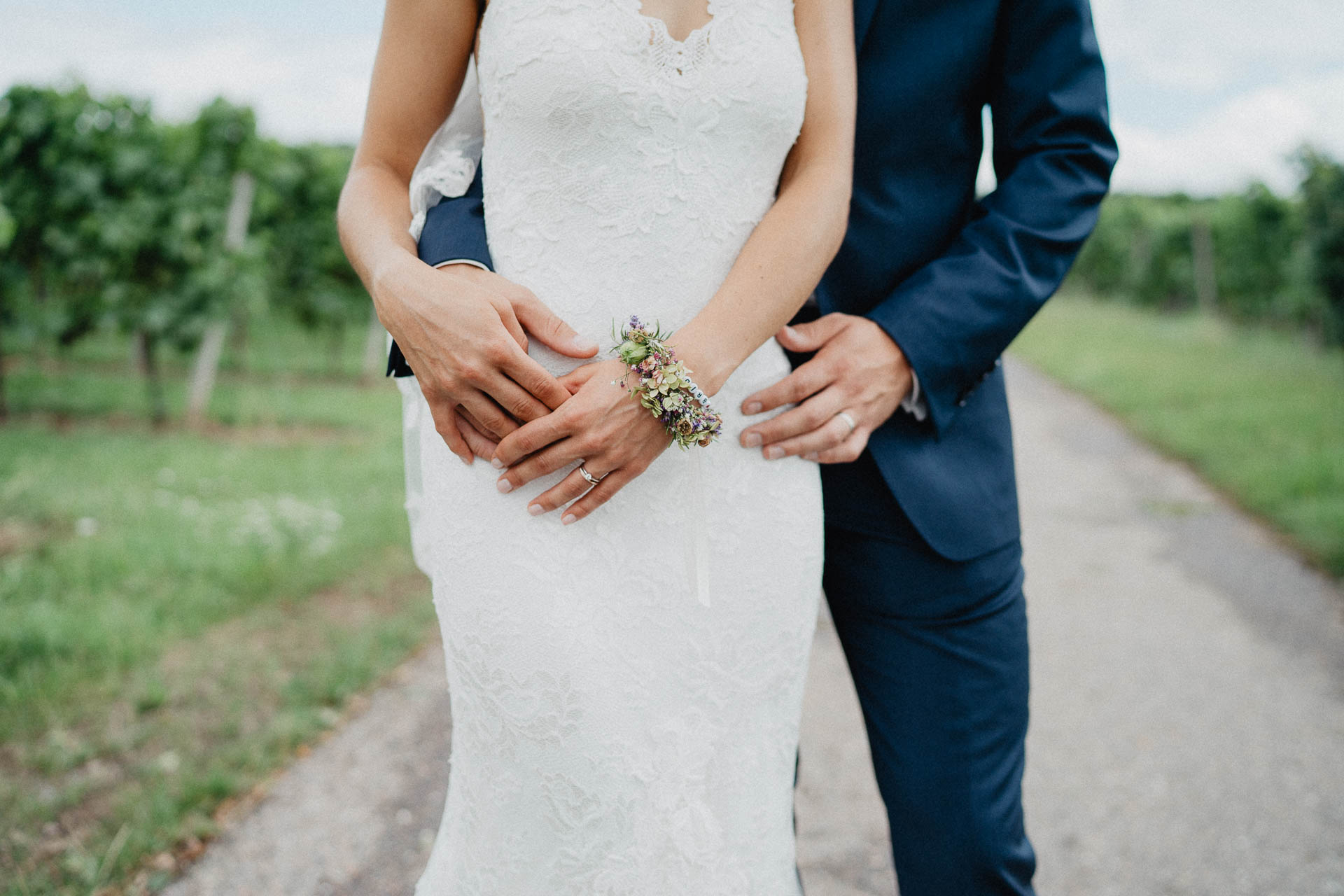 Freie Trauung unter Mammutbäumen fotografiert von Lisa & Andi Photography. Braut und Bräutigam beim Paarshooting.