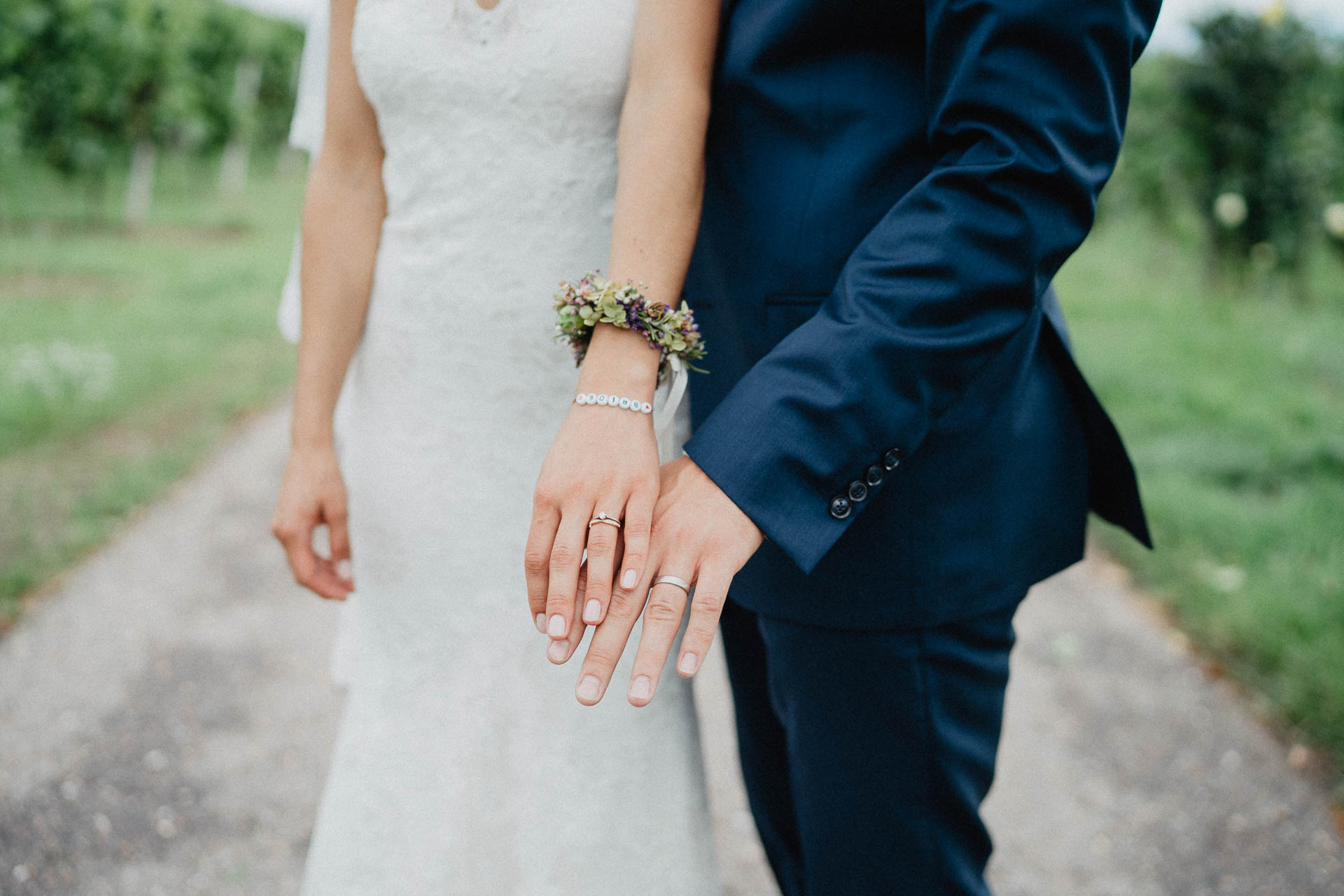 Freie Trauung unter Mammutbäumen fotografiert von Lisa & Andi Photography. Braut und Bräutigam beim Paarshooting.