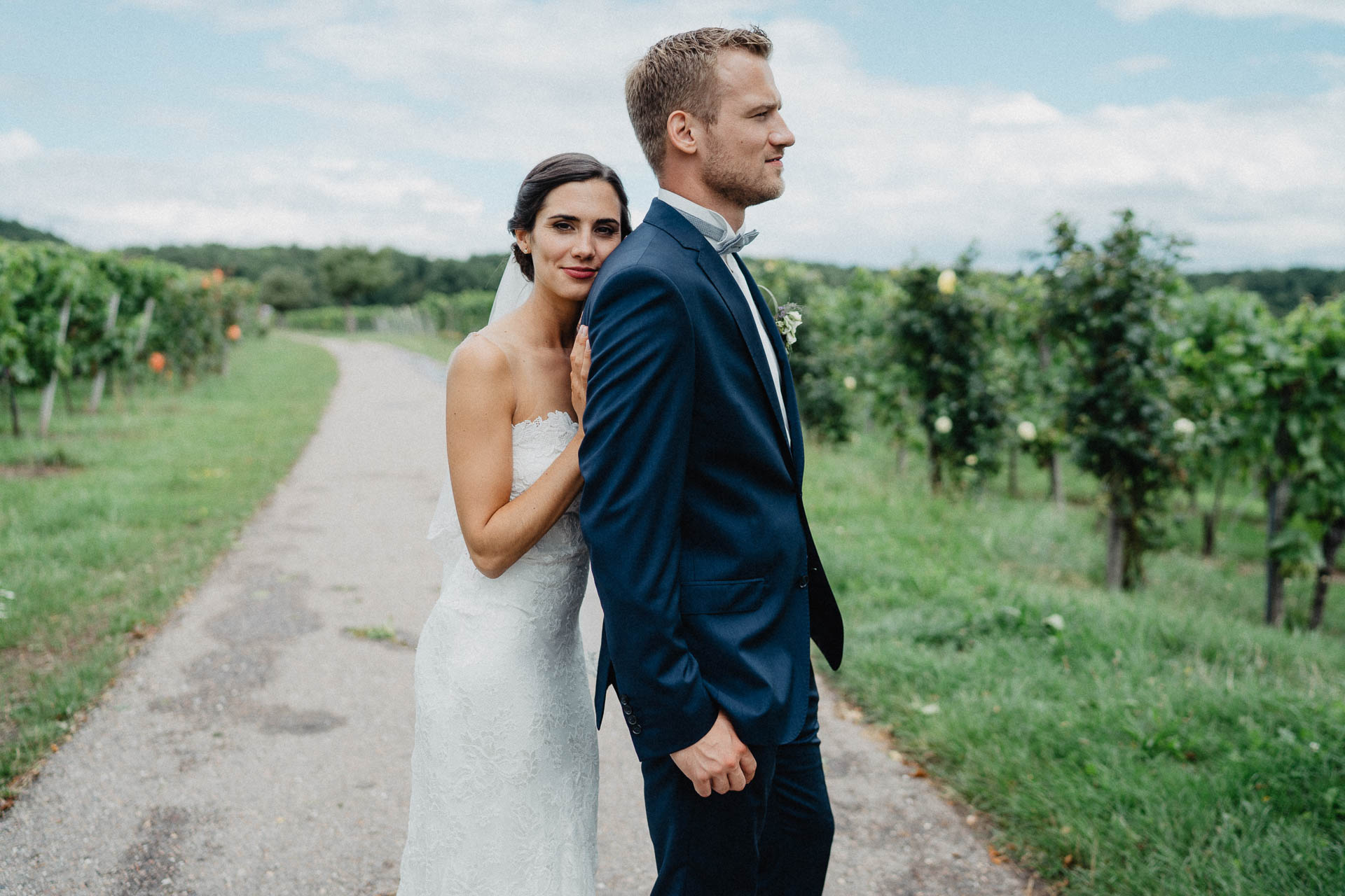 Freie Trauung unter Mammutbäumen fotografiert von Lisa & Andi Photography. Braut und Bräutigam beim Paarshooting.