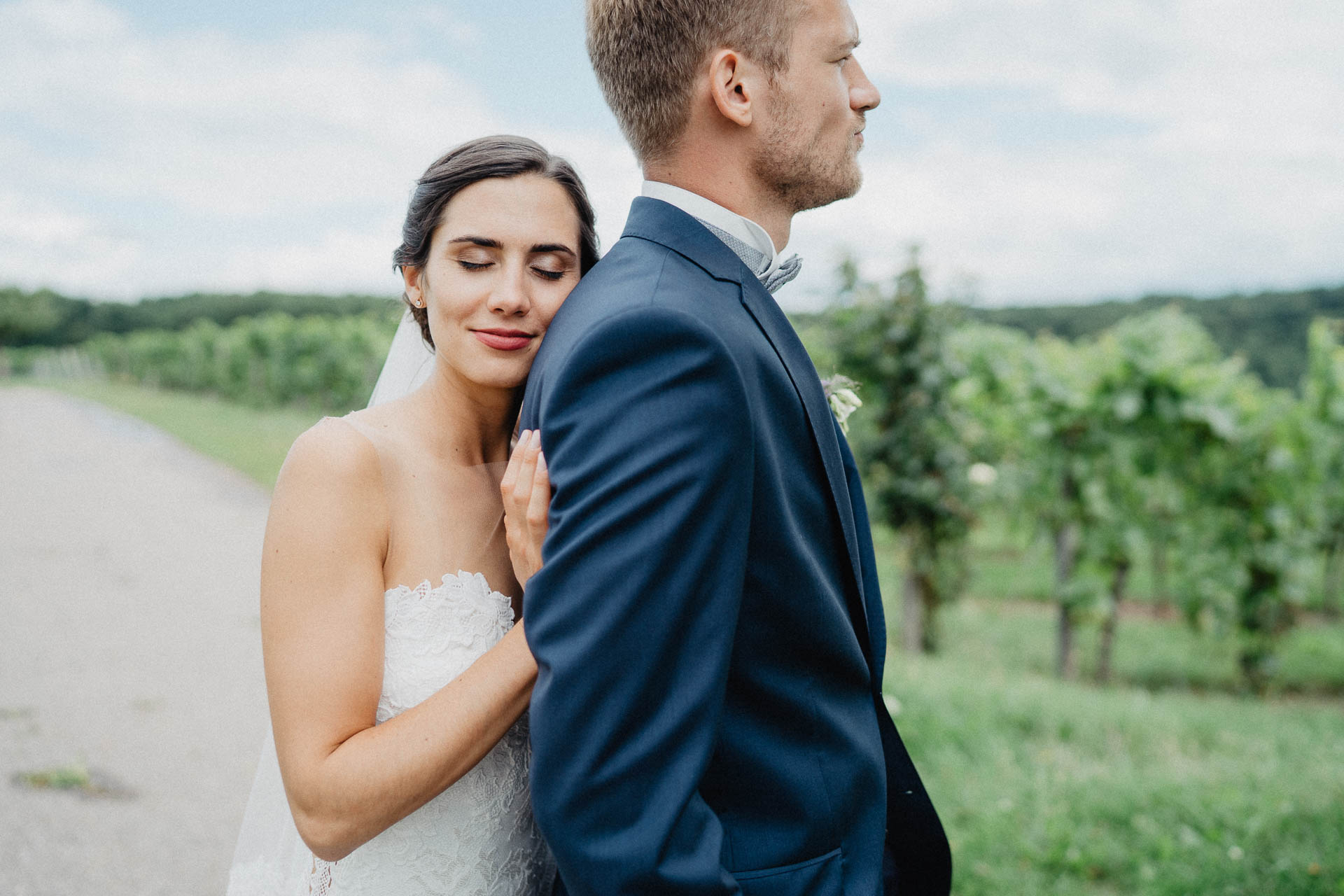 Freie Trauung unter Mammutbäumen fotografiert von Lisa & Andi Photography. Braut und Bräutigam beim Paarshooting.