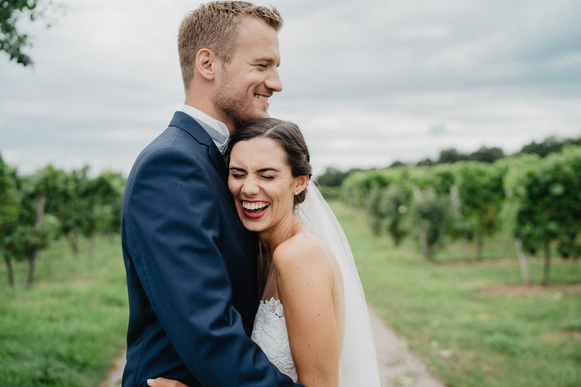 Freie Trauung unter Mammutbäumen fotografiert von Lisa & Andi Photography. Braut und Bräutigam beim Paarshooting.