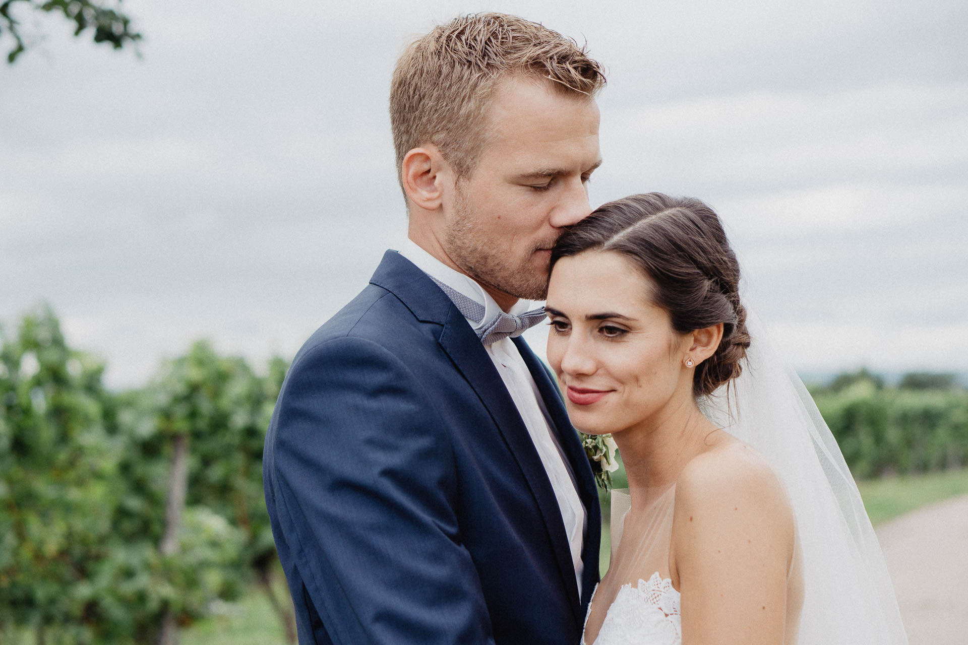 Freie Trauung unter Mammutbäumen fotografiert von Lisa & Andi Photography. Braut und Bräutigam beim Paarshooting.