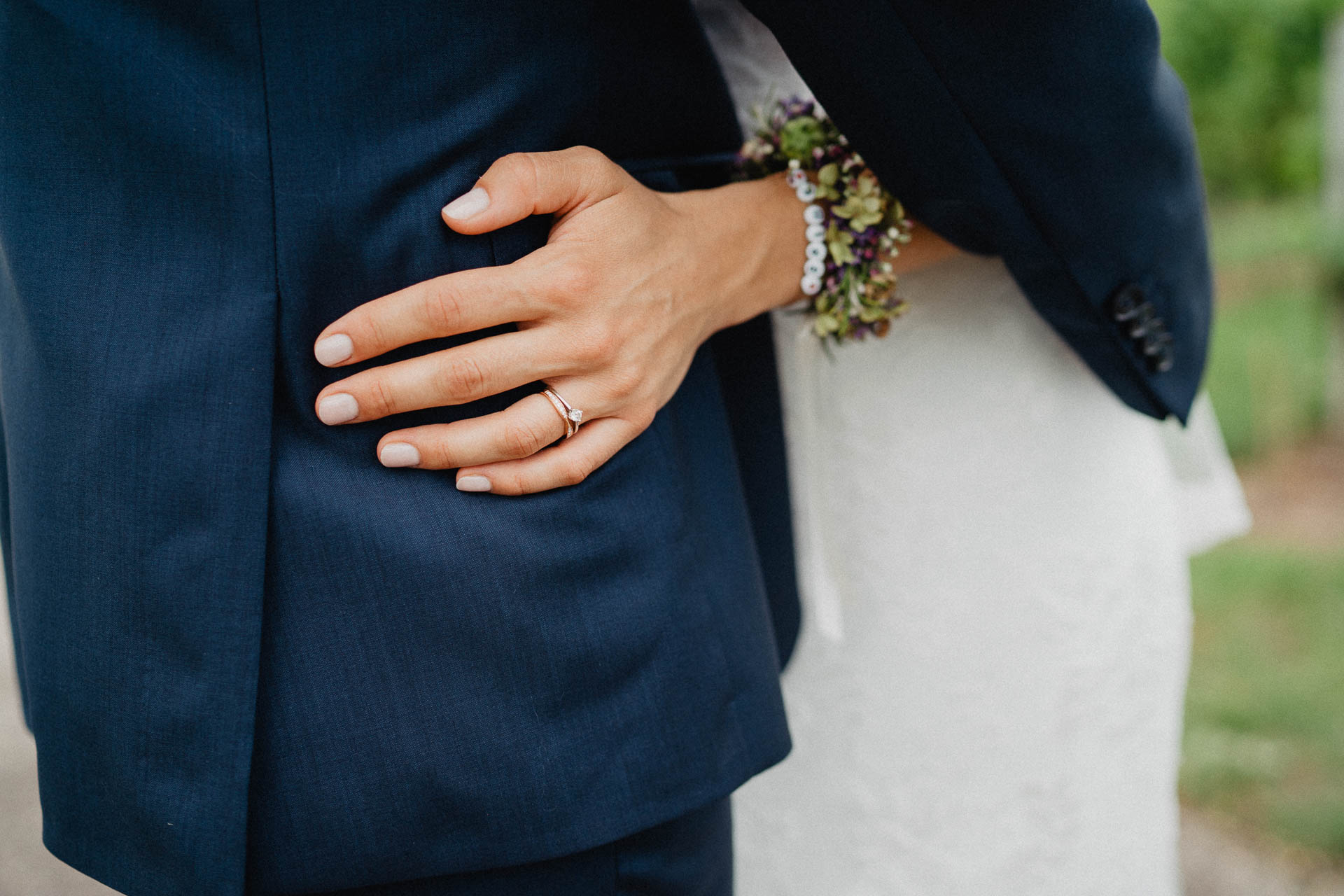 Freie Trauung unter Mammutbäumen fotografiert von Lisa & Andi Photography. Braut und Bräutigam beim Paarshooting.