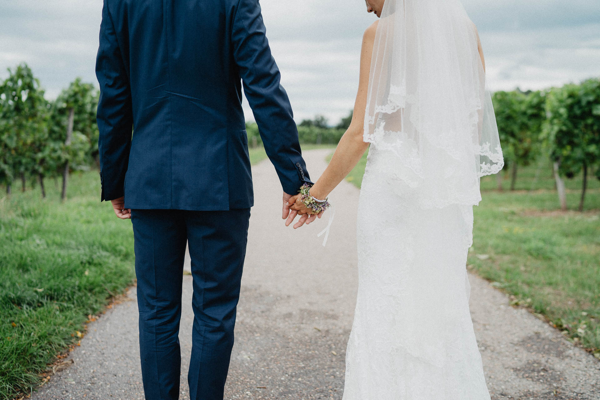 Freie Trauung unter Mammutbäumen fotografiert von Lisa & Andi Photography. Braut und Bräutigam beim Paarshooting.