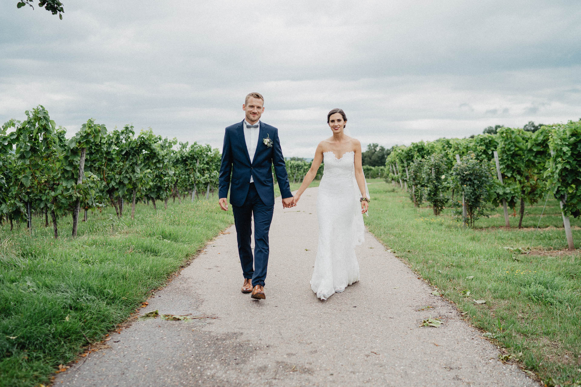 Freie Trauung unter Mammutbäumen fotografiert von Lisa & Andi Photography. Braut und Bräutigam beim Paarshooting.