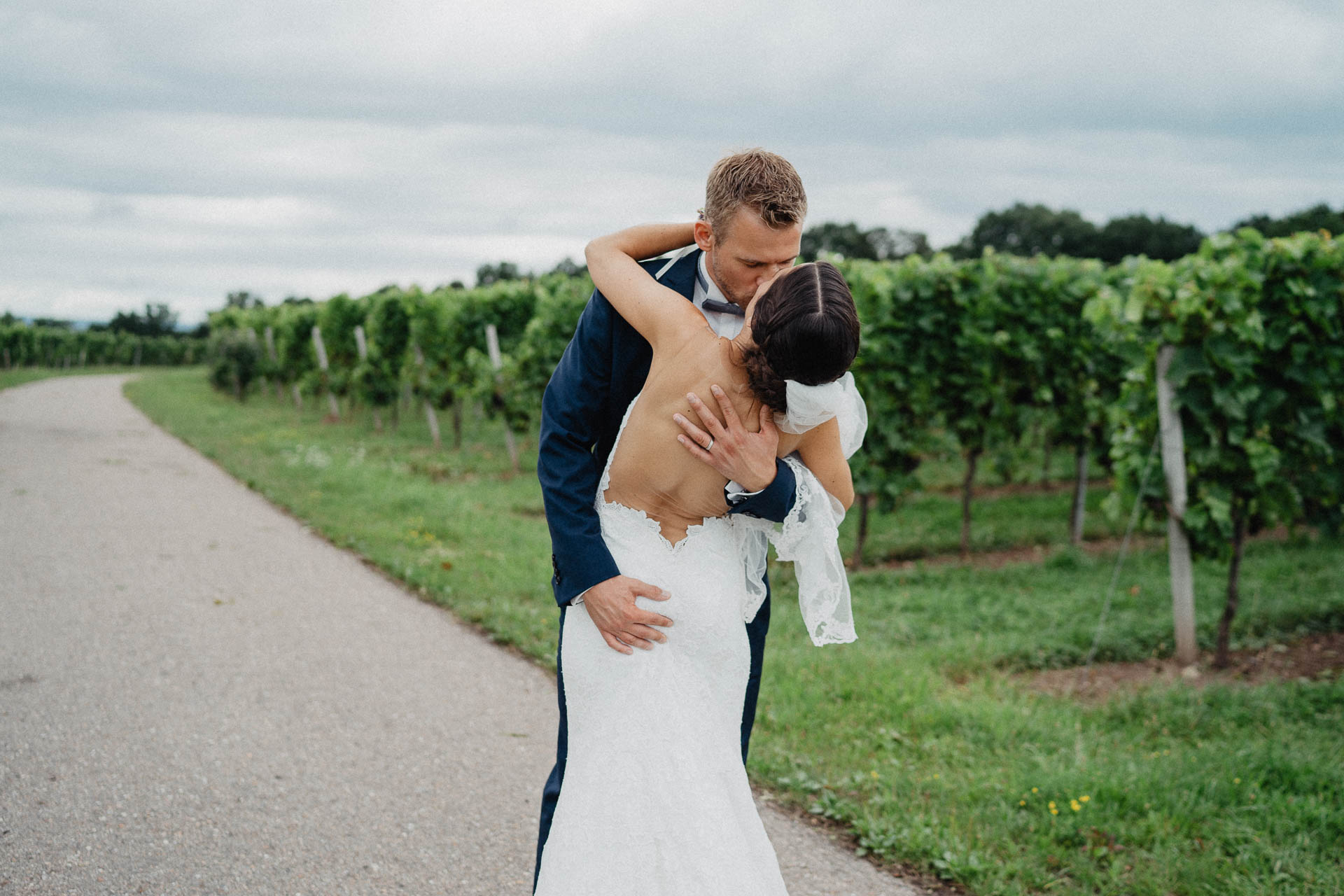 Freie Trauung unter Mammutbäumen fotografiert von Lisa & Andi Photography. Braut und Bräutigam beim Paarshooting.