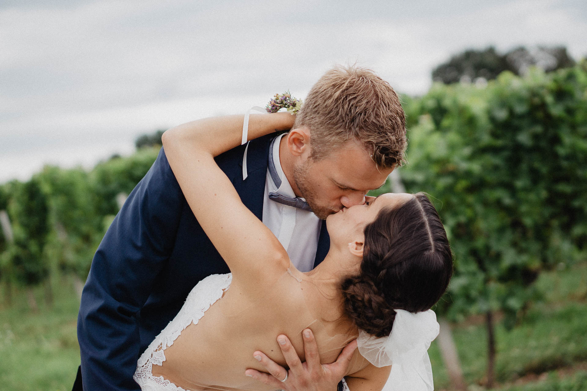 Freie Trauung unter Mammutbäumen fotografiert von Lisa & Andi Photography. Braut und Bräutigam beim Paarshooting.