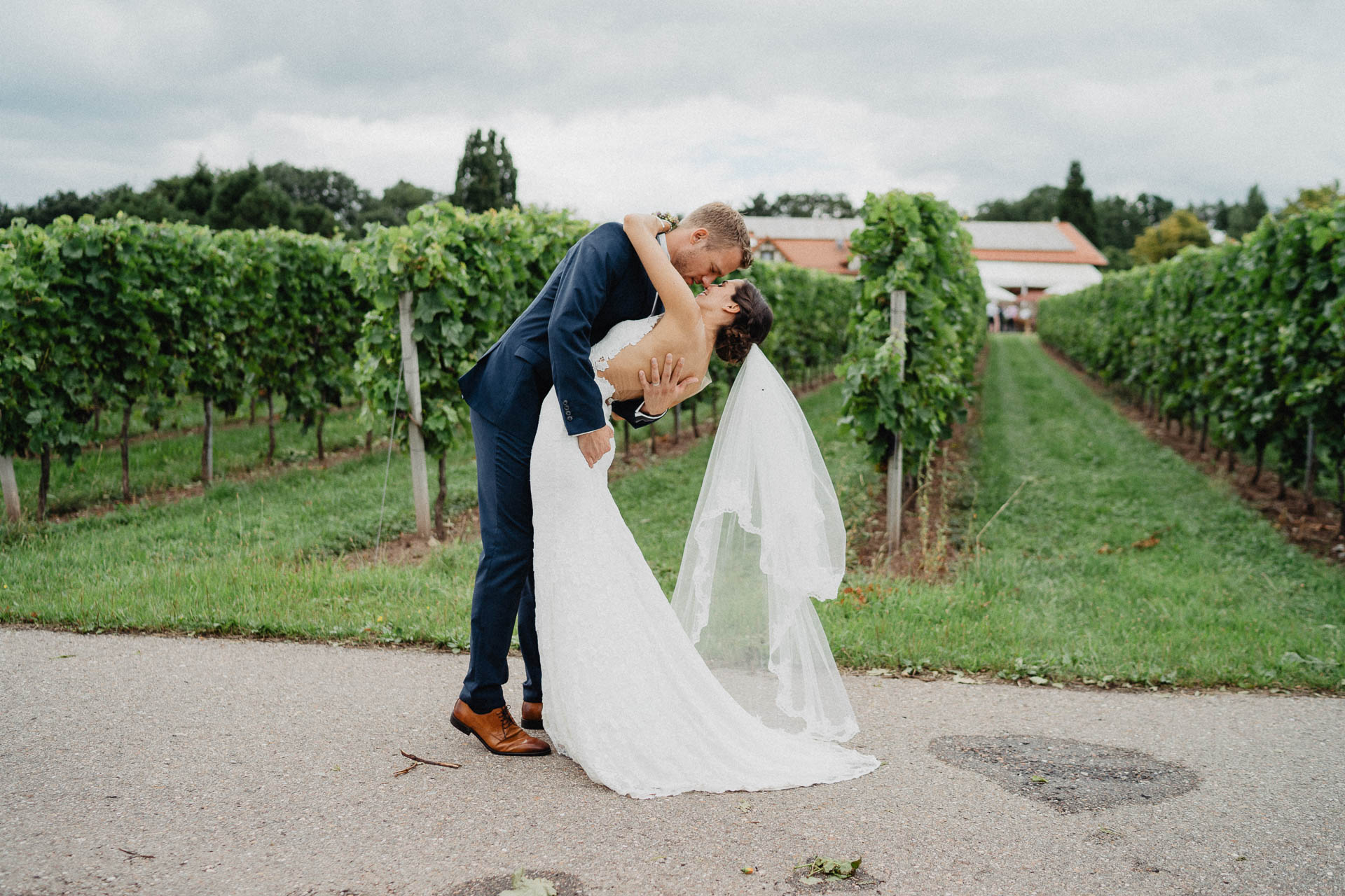 Freie Trauung unter Mammutbäumen fotografiert von Lisa & Andi Photography. Braut und Bräutigam beim Paarshooting.