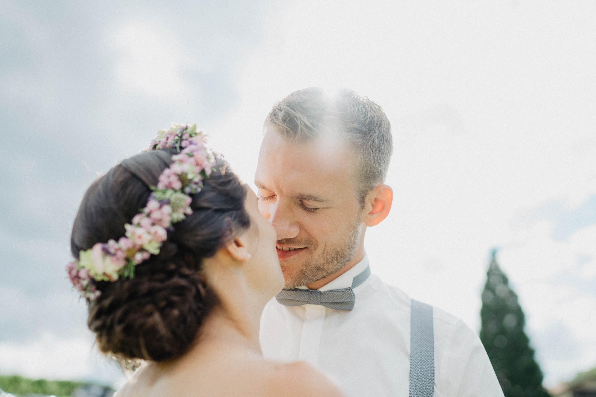 Freie Trauung unter Mammutbäumen fotografiert von Lisa & Andi Photography. Braut und Bräutigam beim Paarshooting.