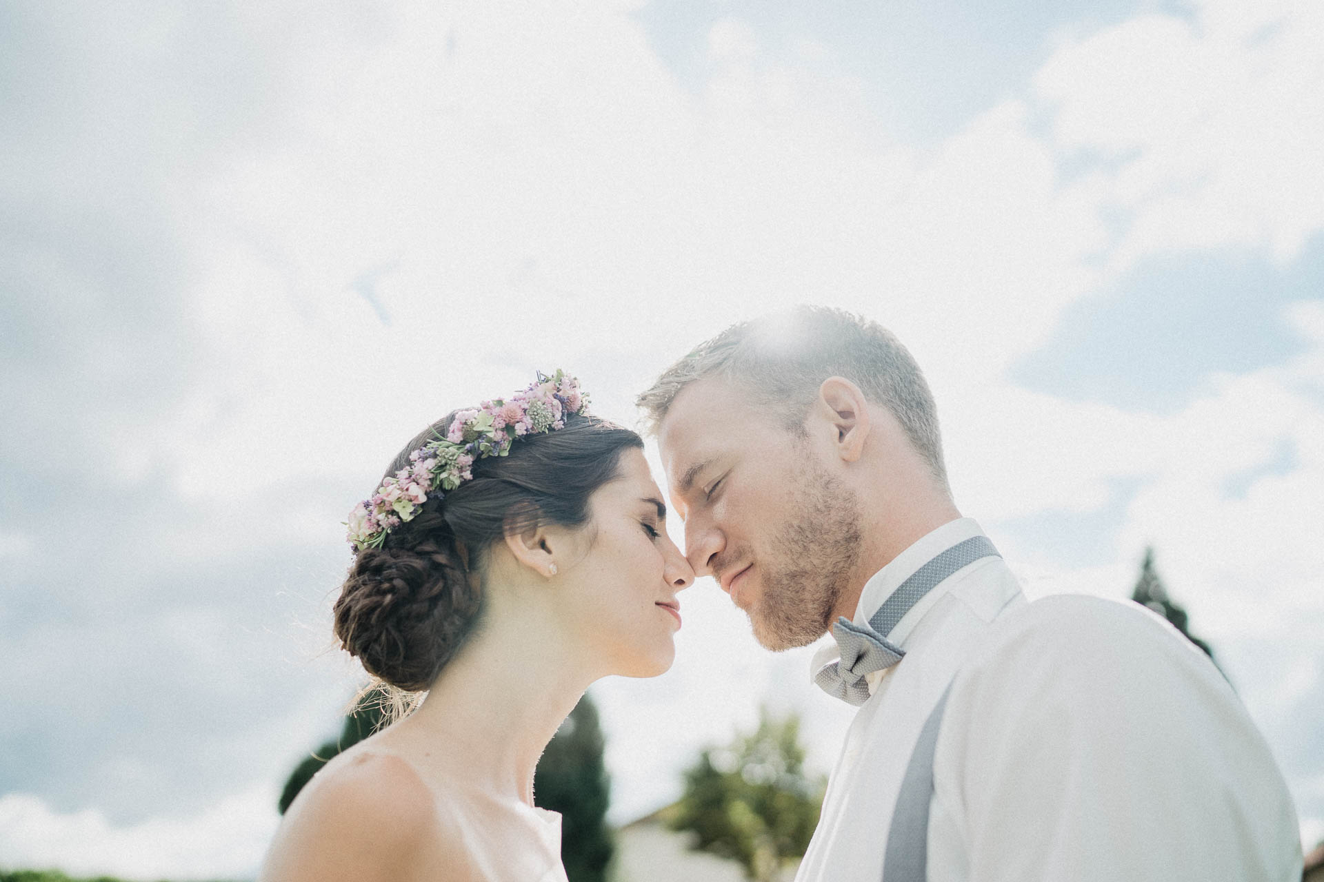 Freie Trauung unter Mammutbäumen fotografiert von Lisa & Andi Photography. Braut und Bräutigam beim Paarshooting.