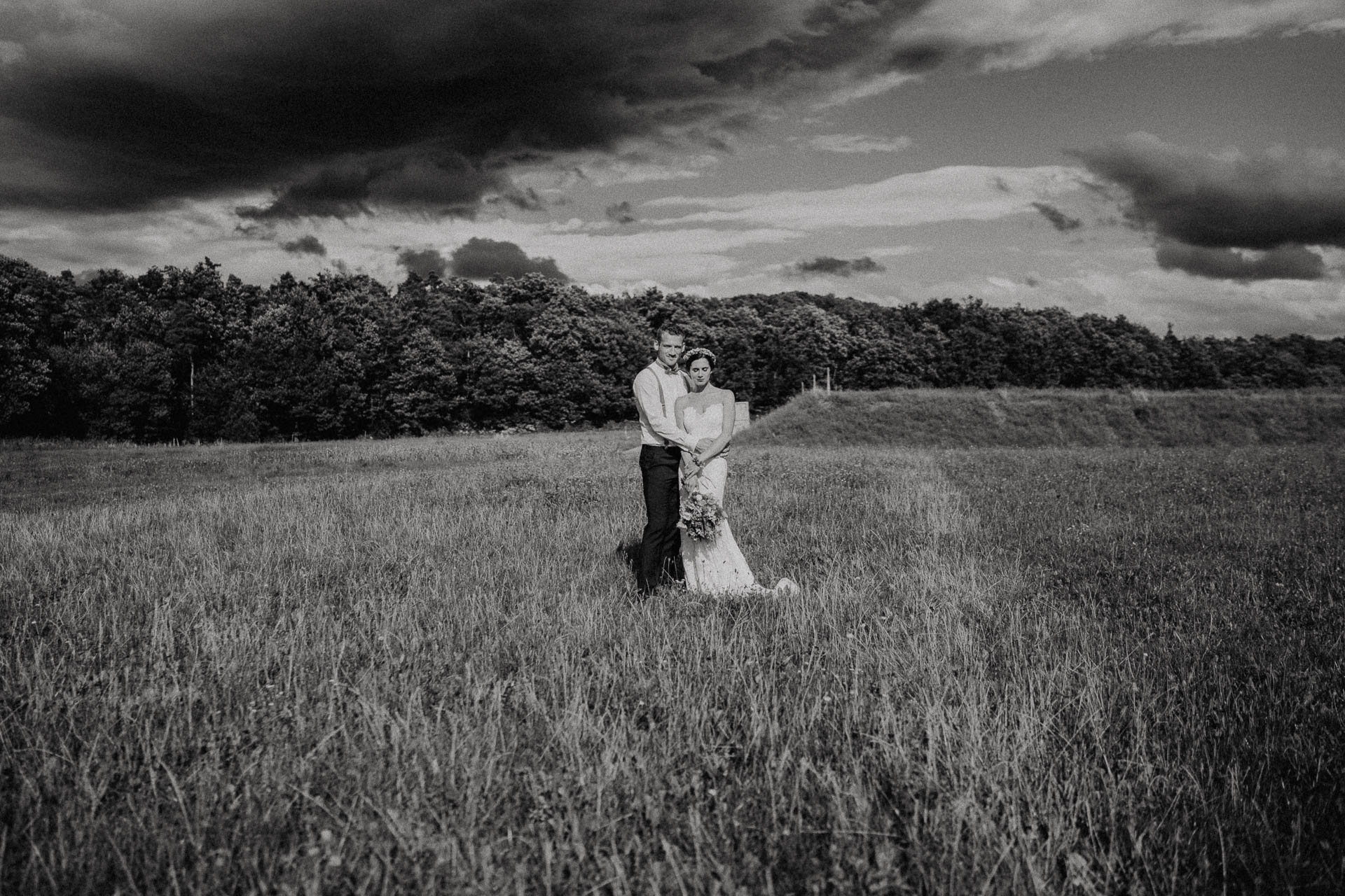 Freie Trauung unter Mammutbäumen fotografiert von Lisa & Andi Photography. Braut und Bräutigam beim Paarshooting.