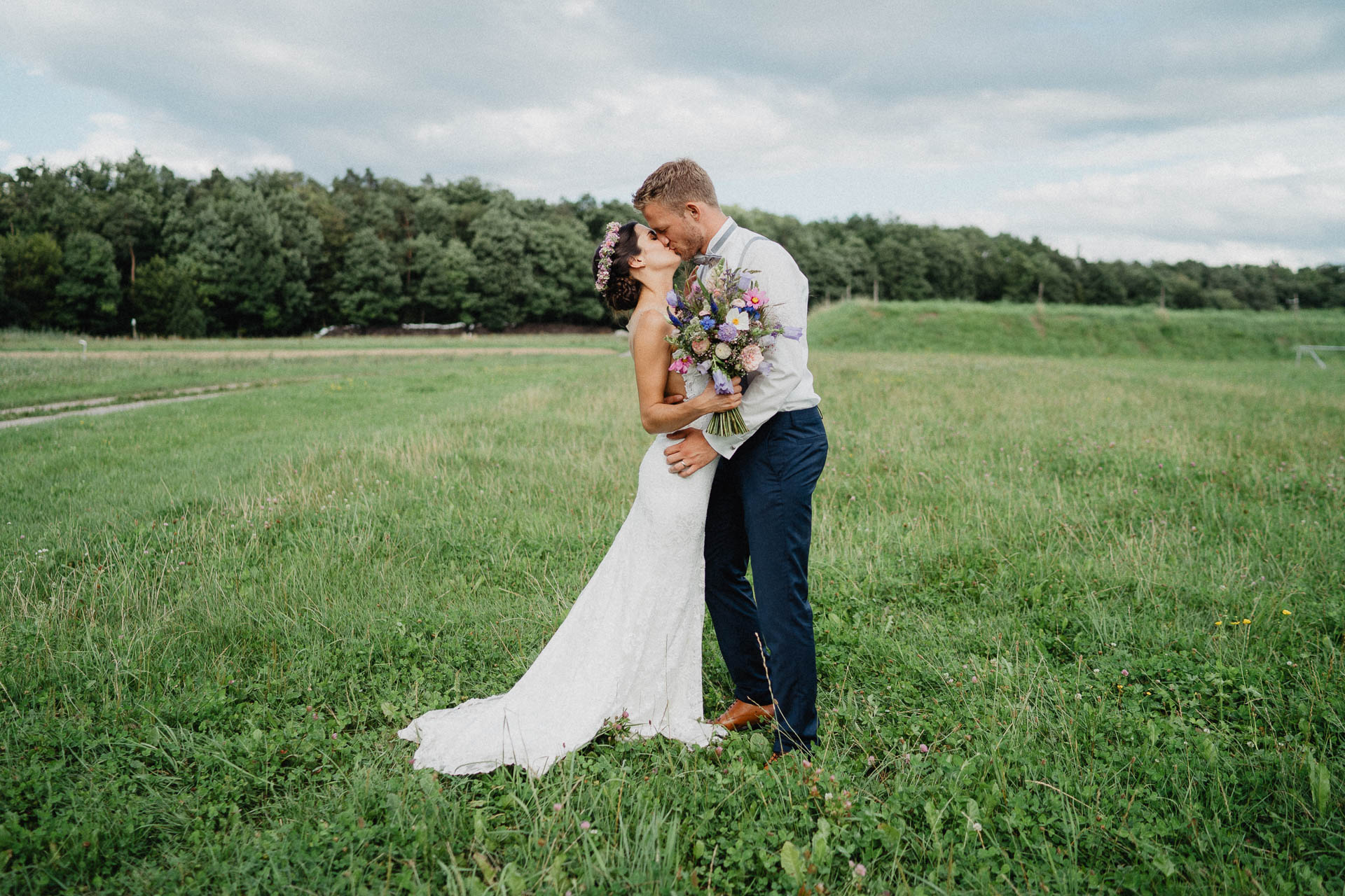 Freie Trauung unter Mammutbäumen fotografiert von Lisa & Andi Photography. Braut und Bräutigam beim Paarshooting.