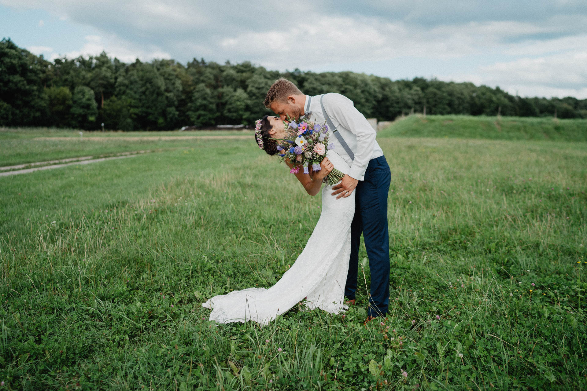 Freie Trauung unter Mammutbäumen fotografiert von Lisa & Andi Photography. Braut und Bräutigam beim Paarshooting.