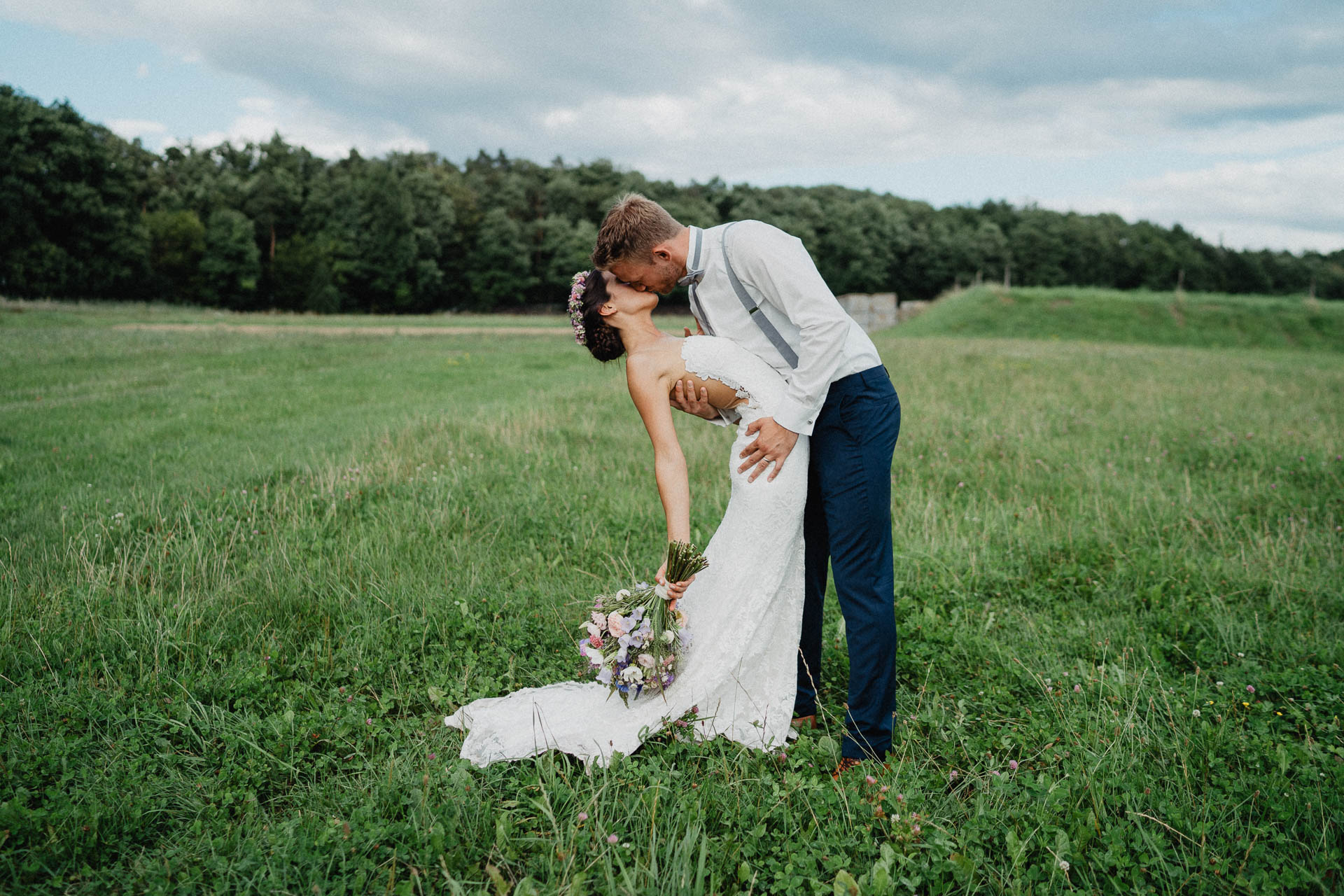 Freie Trauung unter Mammutbäumen fotografiert von Lisa & Andi Photography. Braut und Bräutigam beim Paarshooting.