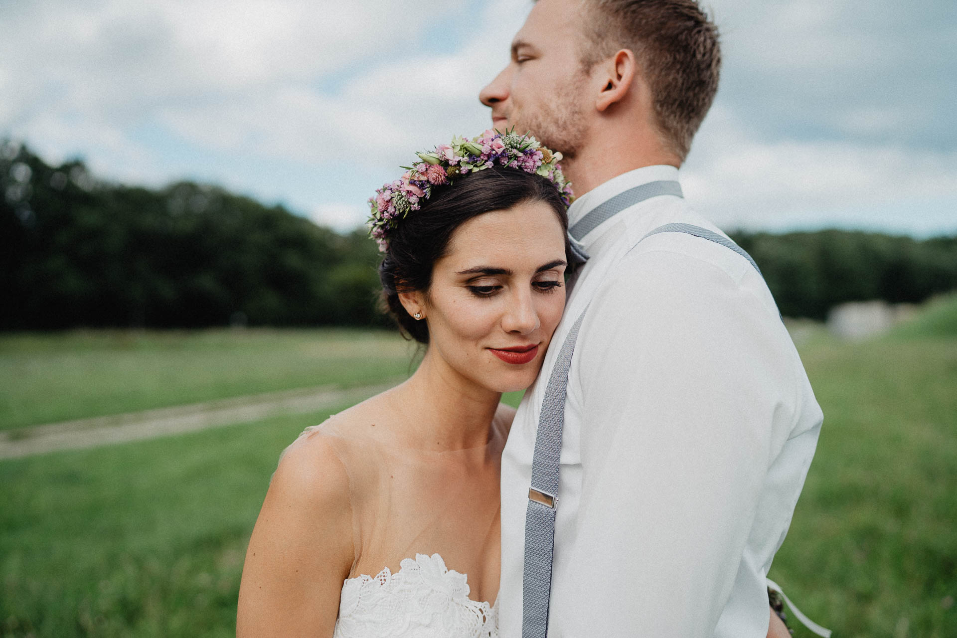 Freie Trauung unter Mammutbäumen fotografiert von Lisa & Andi Photography. Braut und Bräutigam beim Paarshooting.