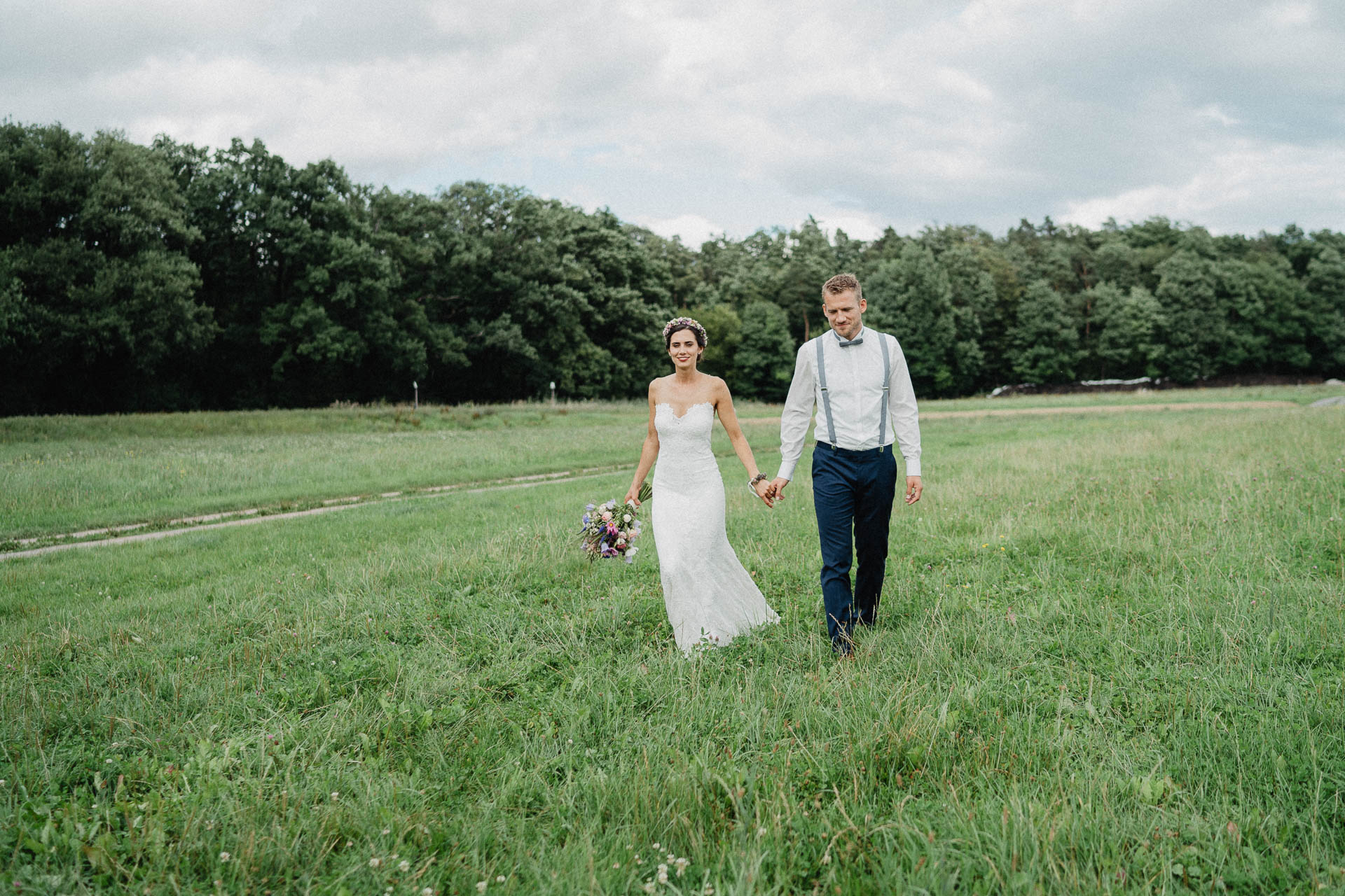 Freie Trauung unter Mammutbäumen fotografiert von Lisa & Andi Photography. Braut und Bräutigam beim Paarshooting.
