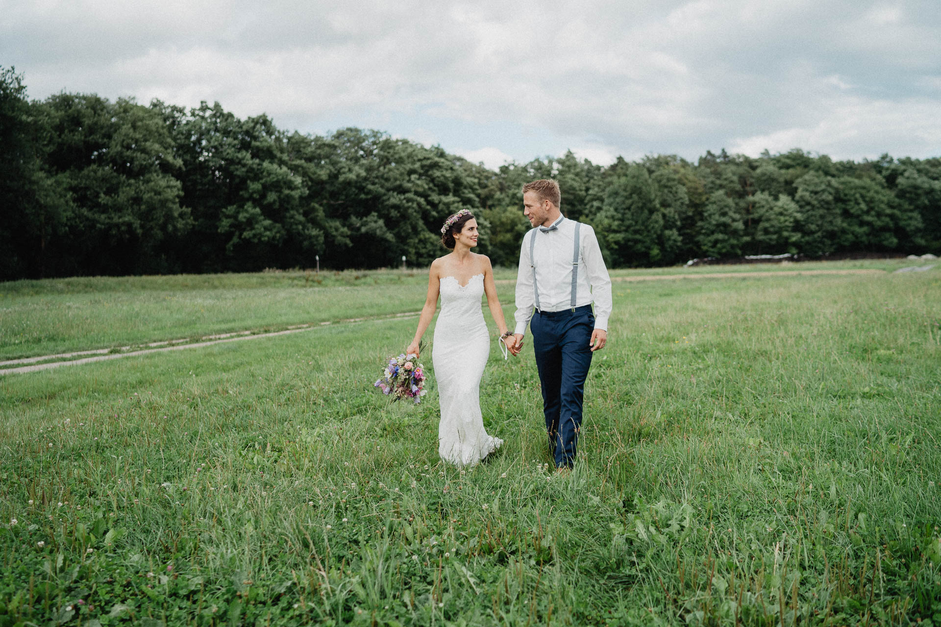 Freie Trauung unter Mammutbäumen fotografiert von Lisa & Andi Photography. Braut und Bräutigam beim Paarshooting.