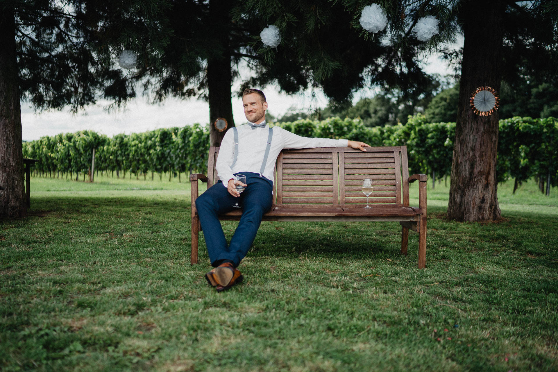 Freie Trauung unter Mammutbäumen fotografiert von Lisa & Andi Photography. Braut und Bräutigam beim Paarshooting.