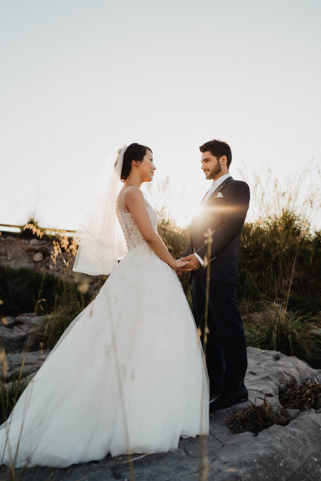 After Wedding Shooting auf Mallorca in der Serra de Tramuntana. Braut und Bräutigam in der Natur beim Sonnenuntergang fotografiert von Lisa & Andi Photography.