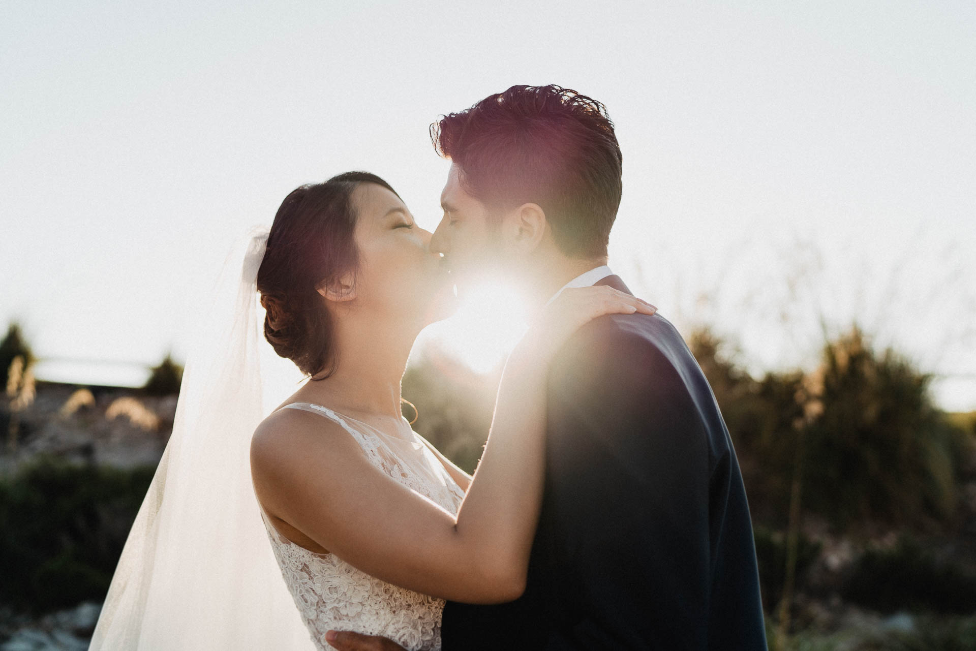 After Wedding Shooting auf Mallorca in der Serra de Tramuntana. Braut und Bräutigam in der Natur beim Sonnenuntergang fotografiert von Lisa & Andi Photography.