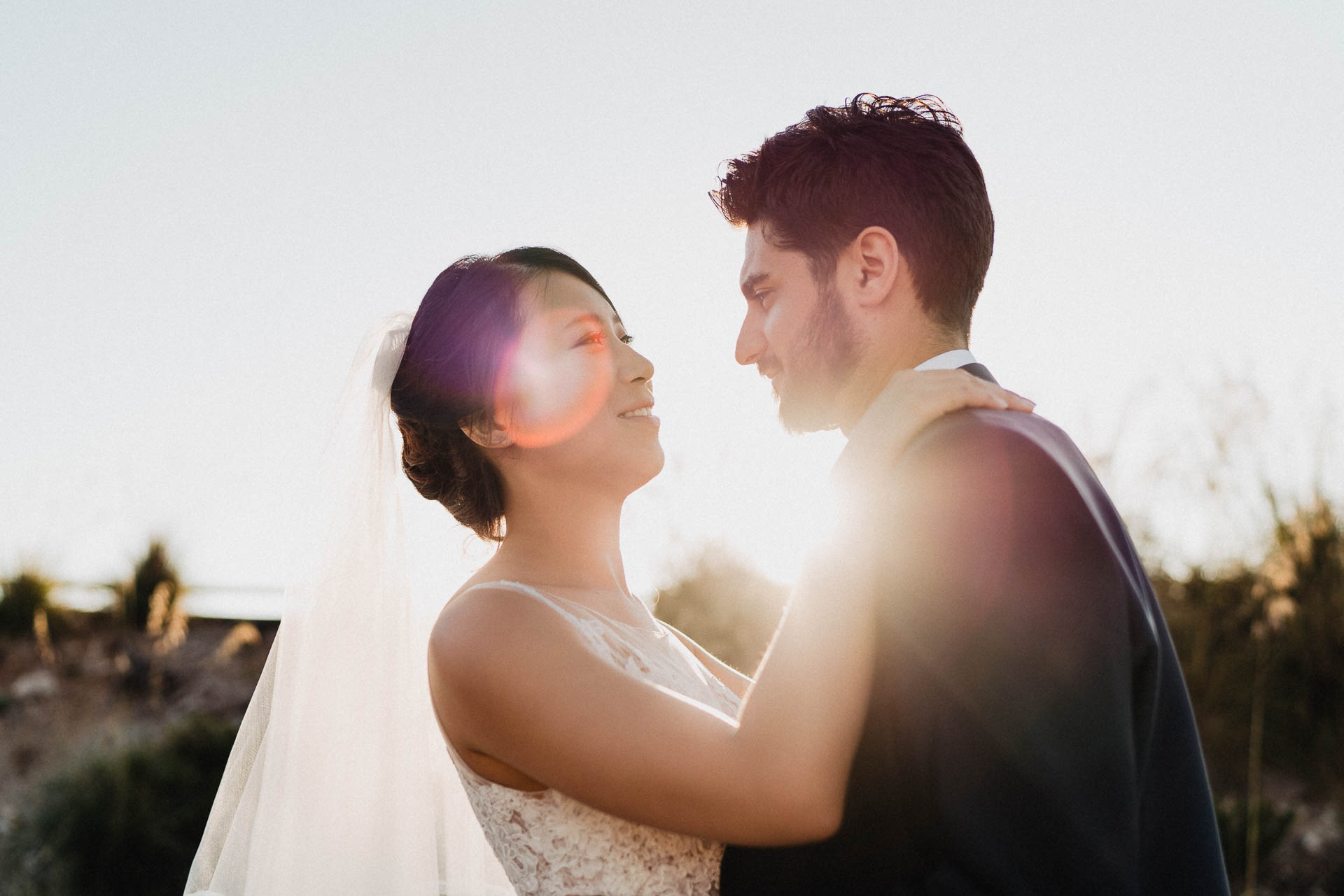 After Wedding Shooting auf Mallorca in der Serra de Tramuntana. Braut und Bräutigam in der Natur beim Sonnenuntergang fotografiert von Lisa & Andi Photography.