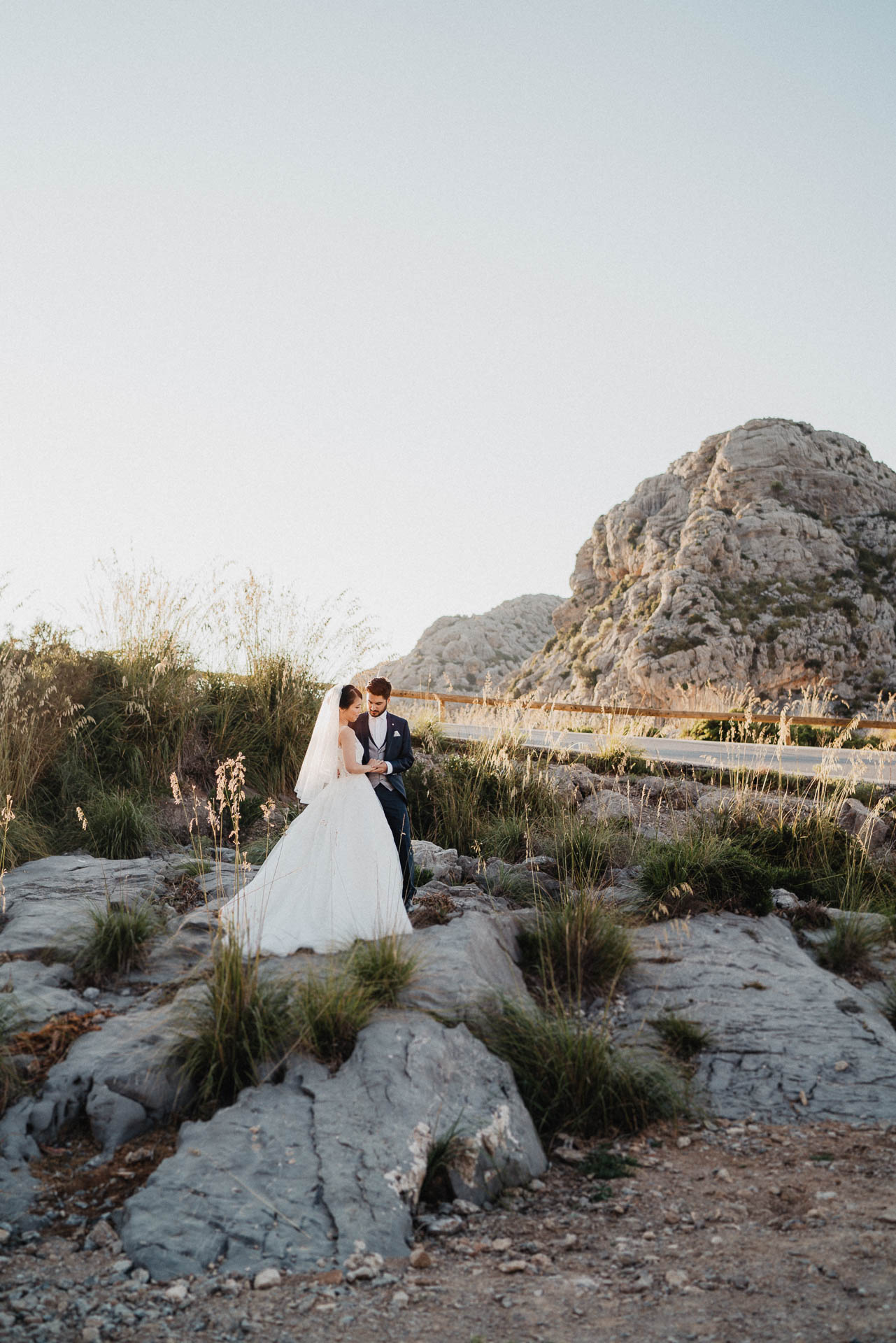 After Wedding Shooting auf Mallorca in der Serra de Tramuntana. Braut und Bräutigam in der Natur beim Sonnenuntergang fotografiert von Lisa & Andi Photography.