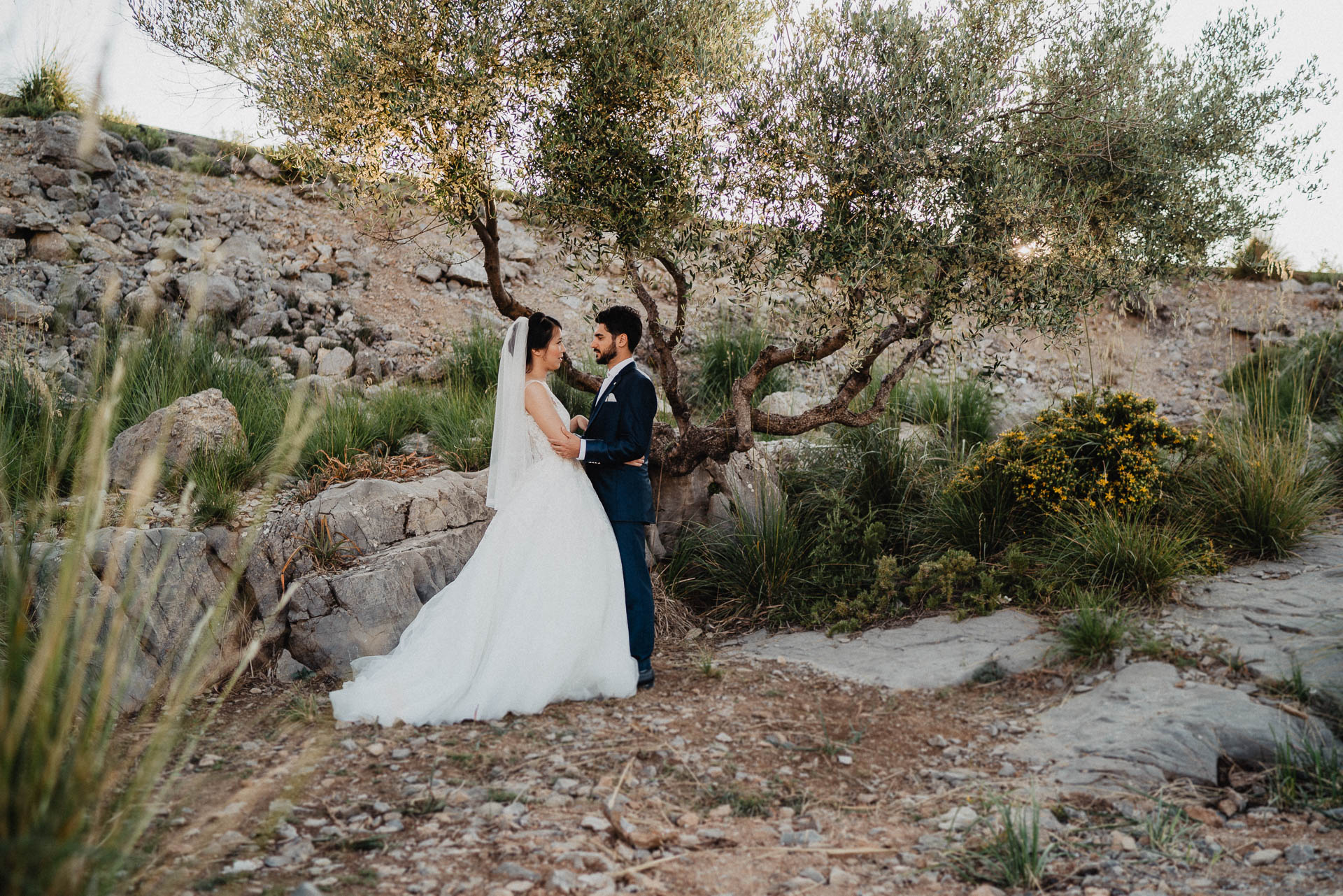After Wedding Shooting auf Mallorca in der Serra de Tramuntana. Braut und Bräutigam in der Natur beim Sonnenuntergang fotografiert von Lisa & Andi Photography.