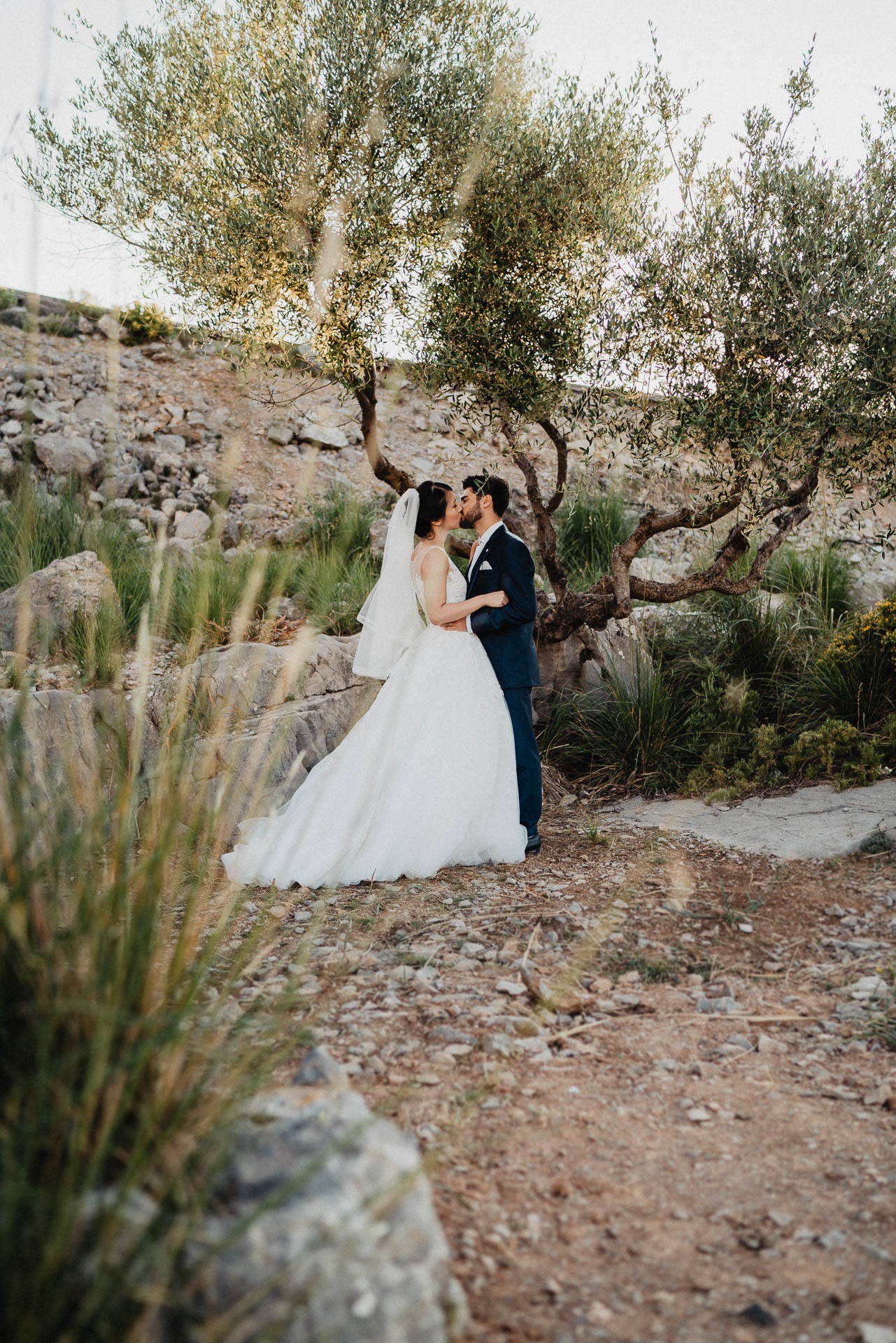 After Wedding Shooting auf Mallorca in der Serra de Tramuntana. Braut und Bräutigam in der Natur beim Sonnenuntergang fotografiert von Lisa & Andi Photography.