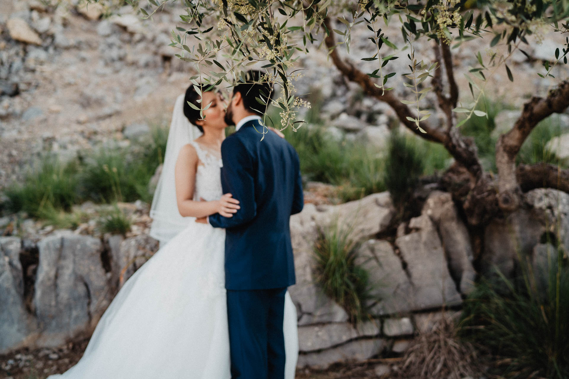After Wedding Shooting auf Mallorca in der Serra de Tramuntana. Braut und Bräutigam in der Natur beim Sonnenuntergang fotografiert von Lisa & Andi Photography.