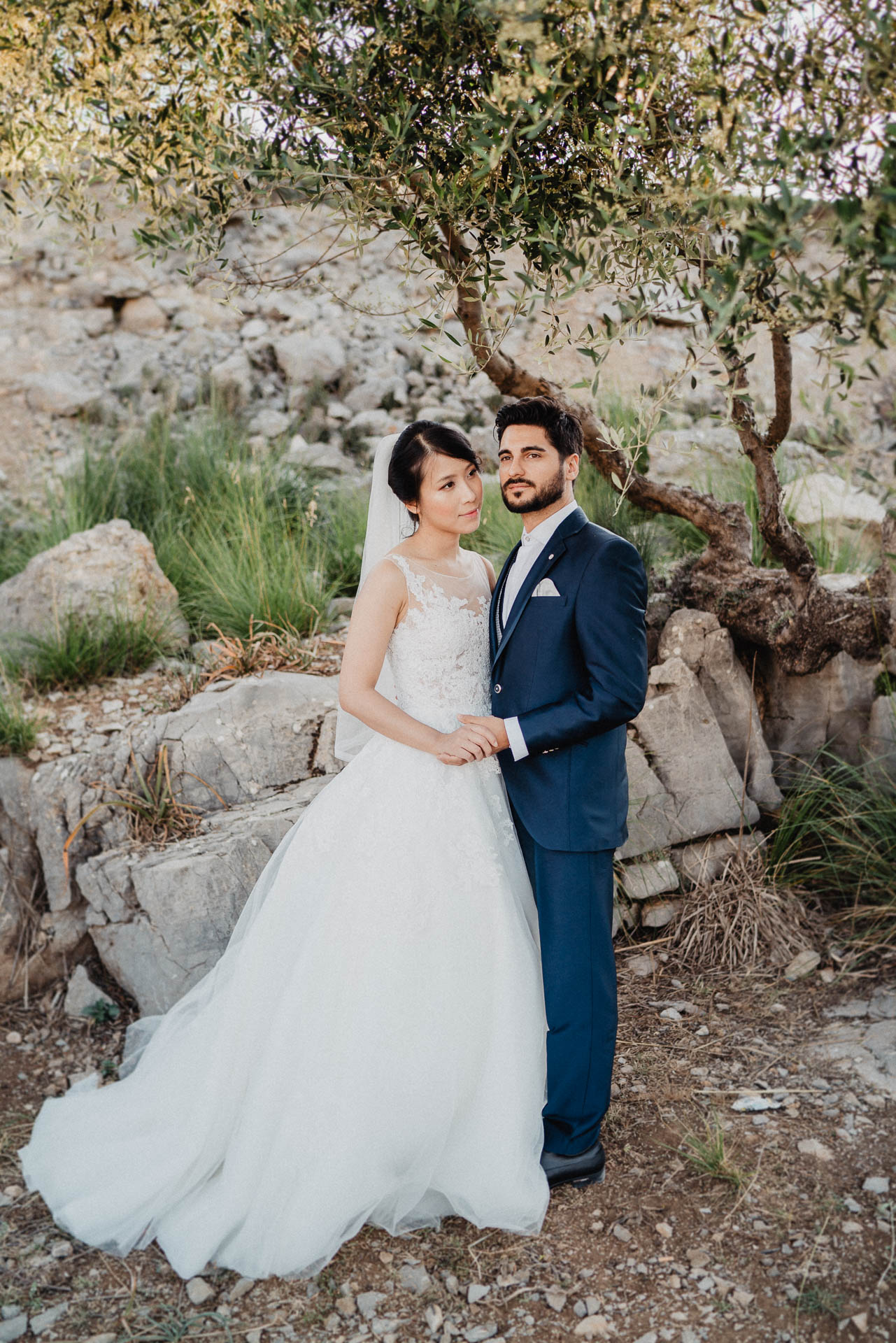 After Wedding Shooting auf Mallorca in der Serra de Tramuntana. Braut und Bräutigam in der Natur beim Sonnenuntergang fotografiert von Lisa & Andi Photography.