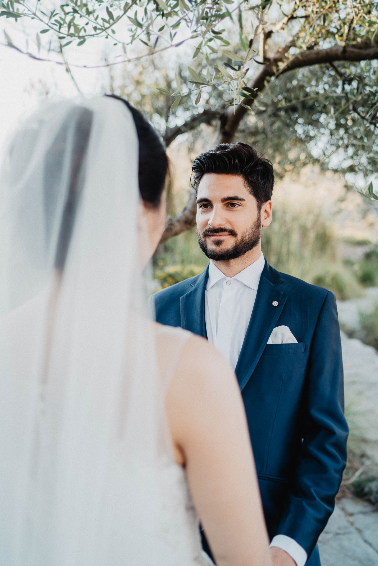 After Wedding Shooting auf Mallorca in der Serra de Tramuntana. Braut und Bräutigam in der Natur beim Sonnenuntergang fotografiert von Lisa & Andi Photography.