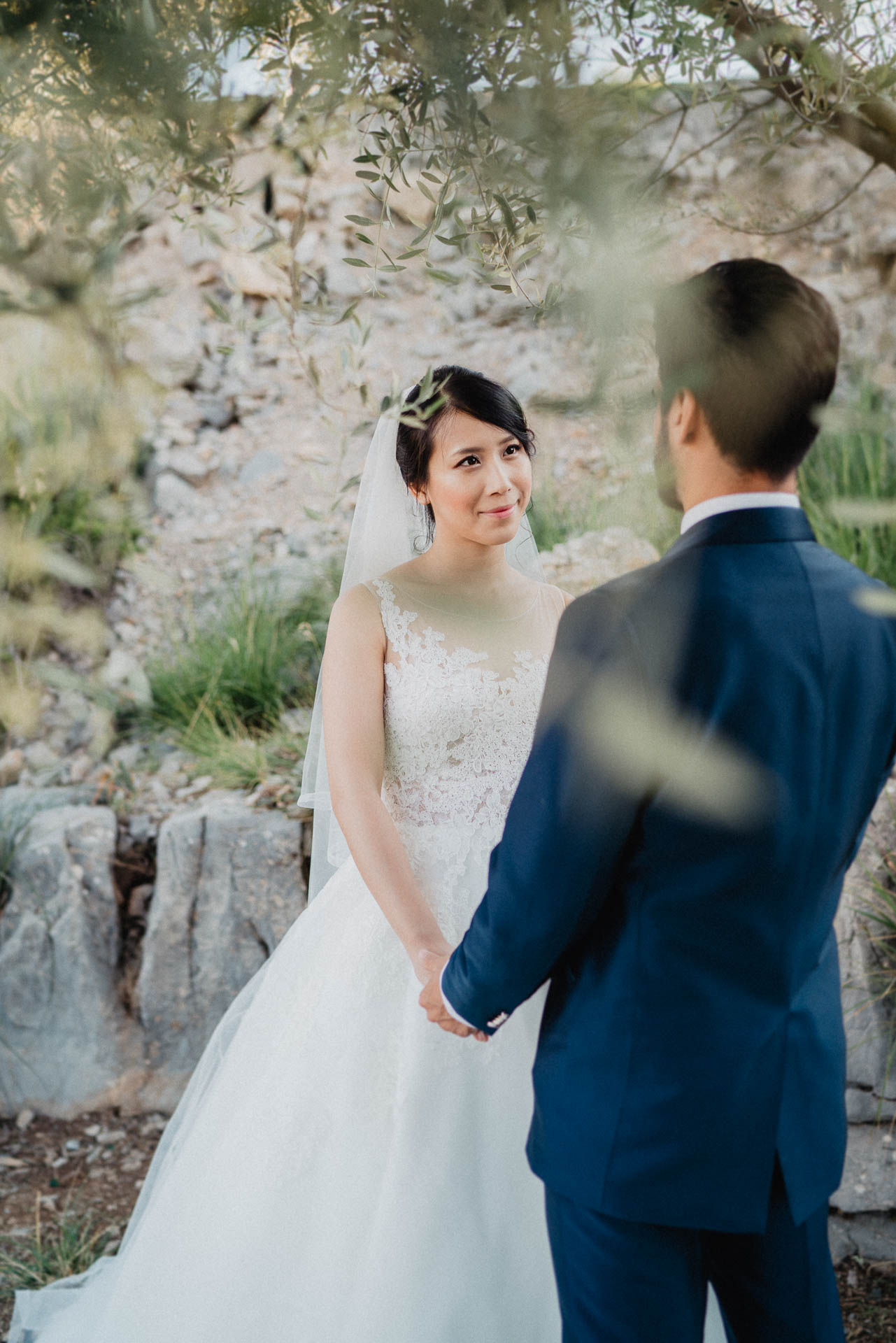 After Wedding Shooting auf Mallorca in der Serra de Tramuntana. Braut und Bräutigam in der Natur beim Sonnenuntergang fotografiert von Lisa & Andi Photography.